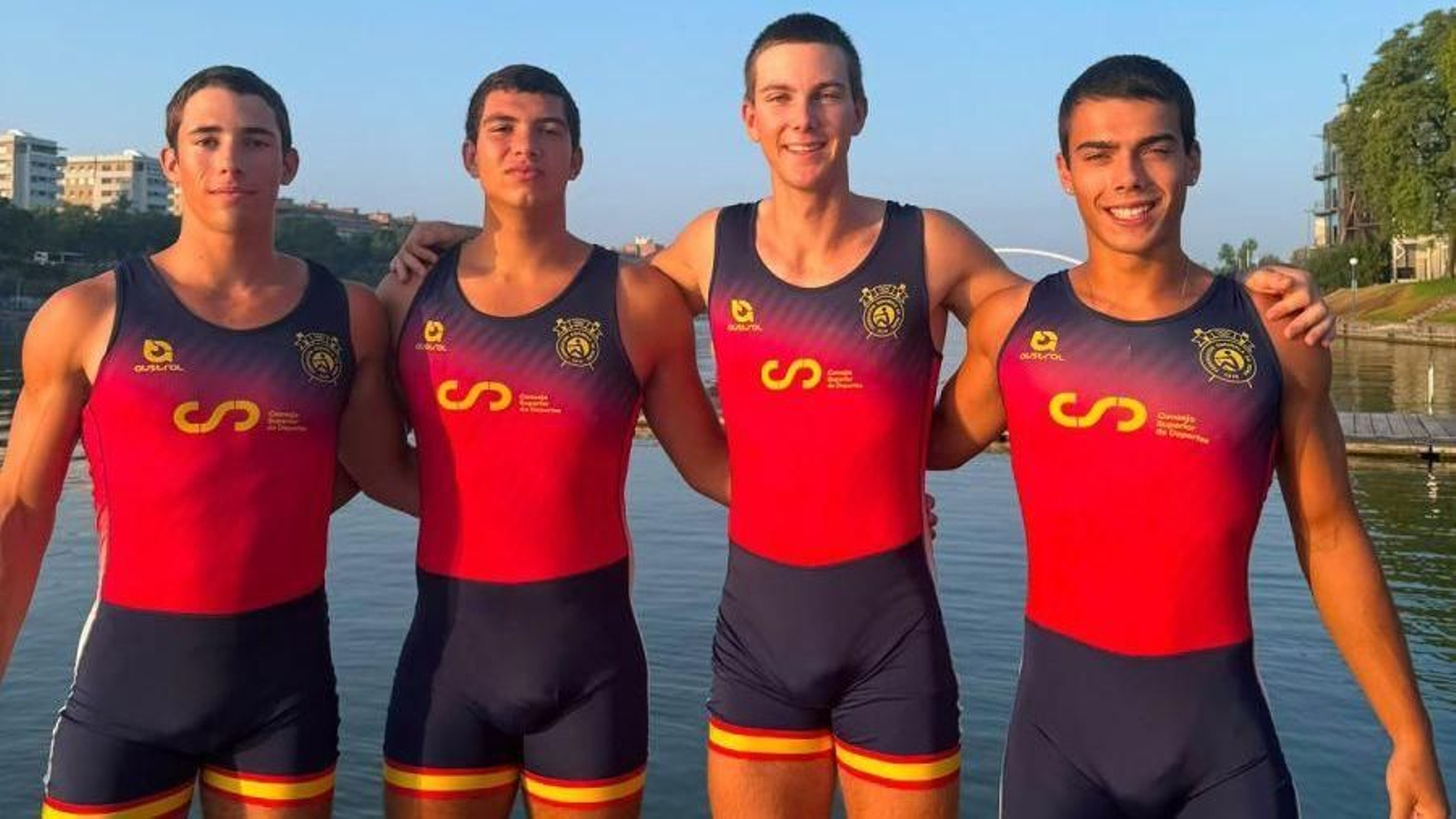 Borja Núñez (derecha) junto a su equipo de cuatro sin timonel.