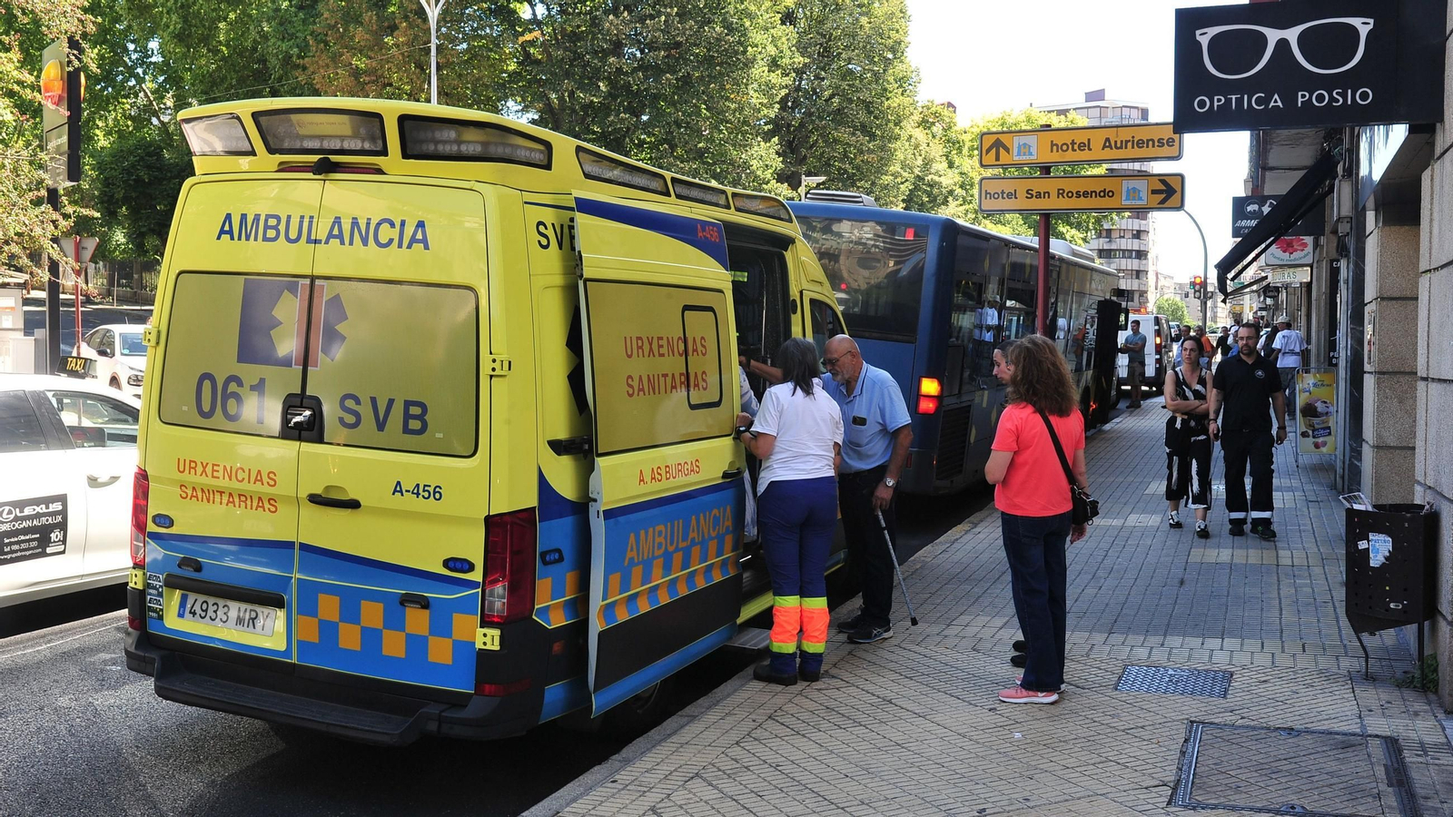 Autobús y ambulancia trasladada a la calle Progreso, lugar del accidente.