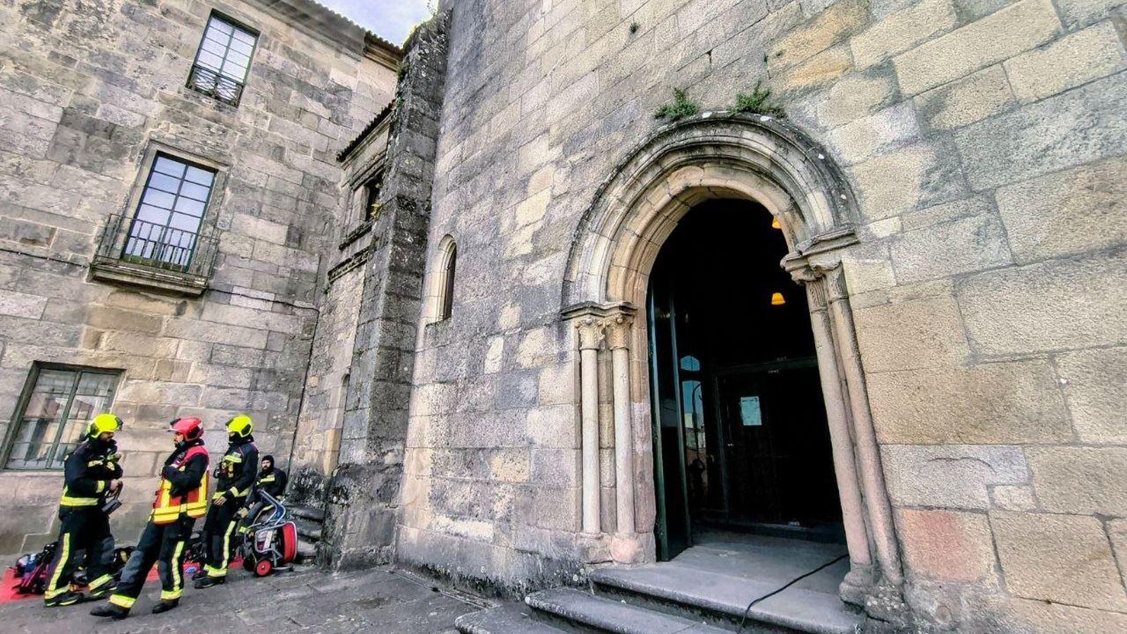 Los bomberos en el lugar del incendio, el convento de San Francisco en Pontevedra.