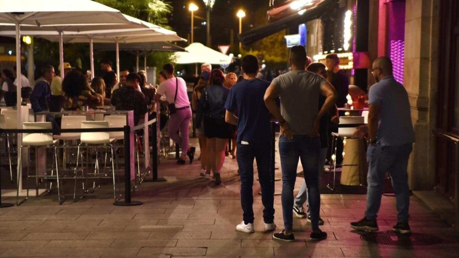 Jóvenes hacen cola la pasada noche para entrar en un conocido pub de la calle Arenal.