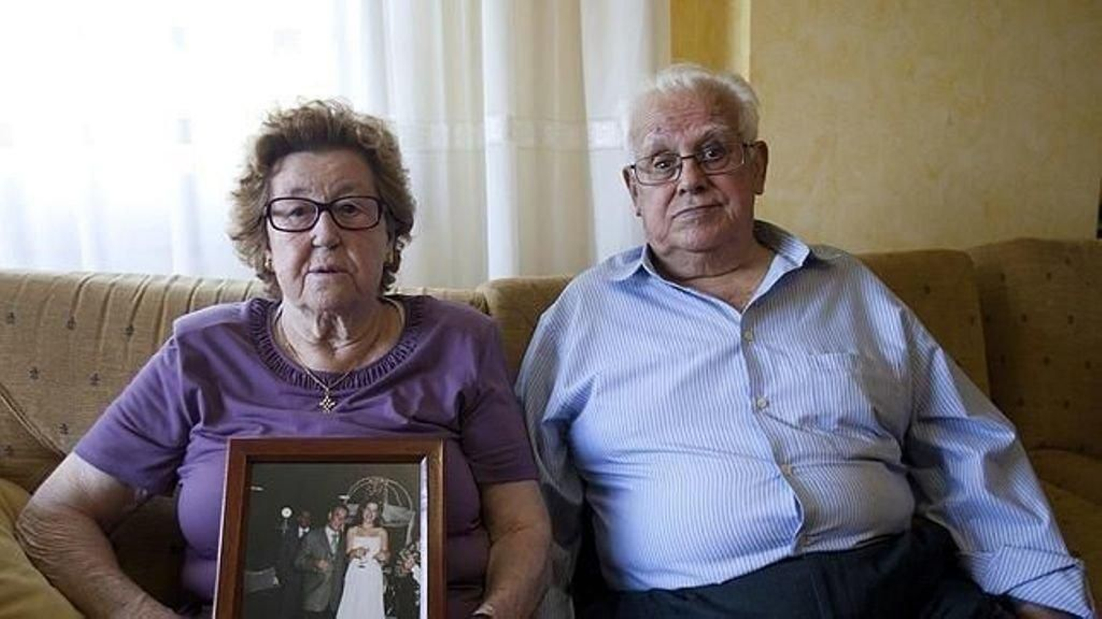 Marcelina Carreira y Manuel Ribeiro, hermana y cuñado de la víctima, en su casa de Gondomar.