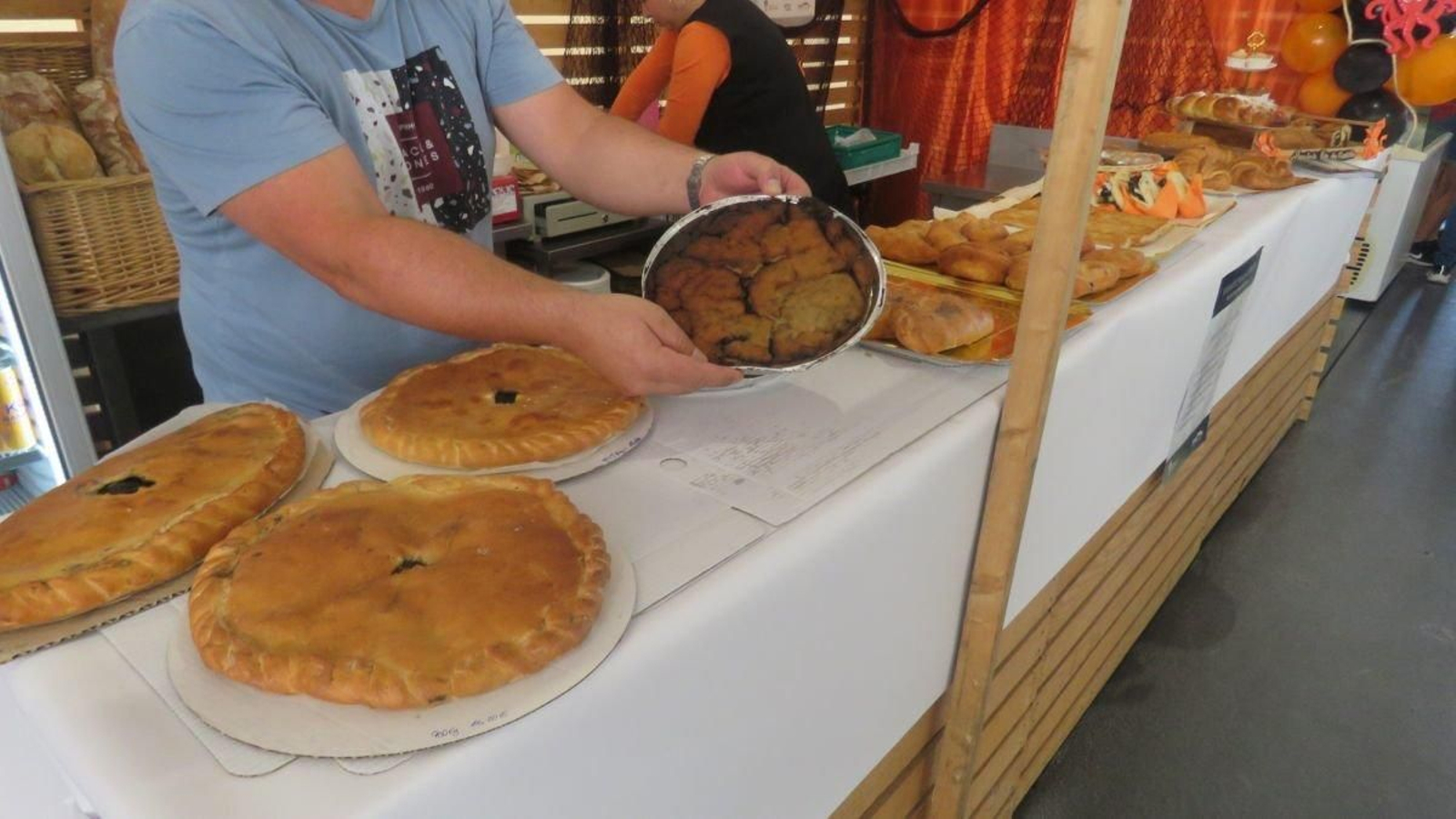 Los asistentes pueden disfrutar del ingrediente estrella de Redondela elaborado de diversas formas.