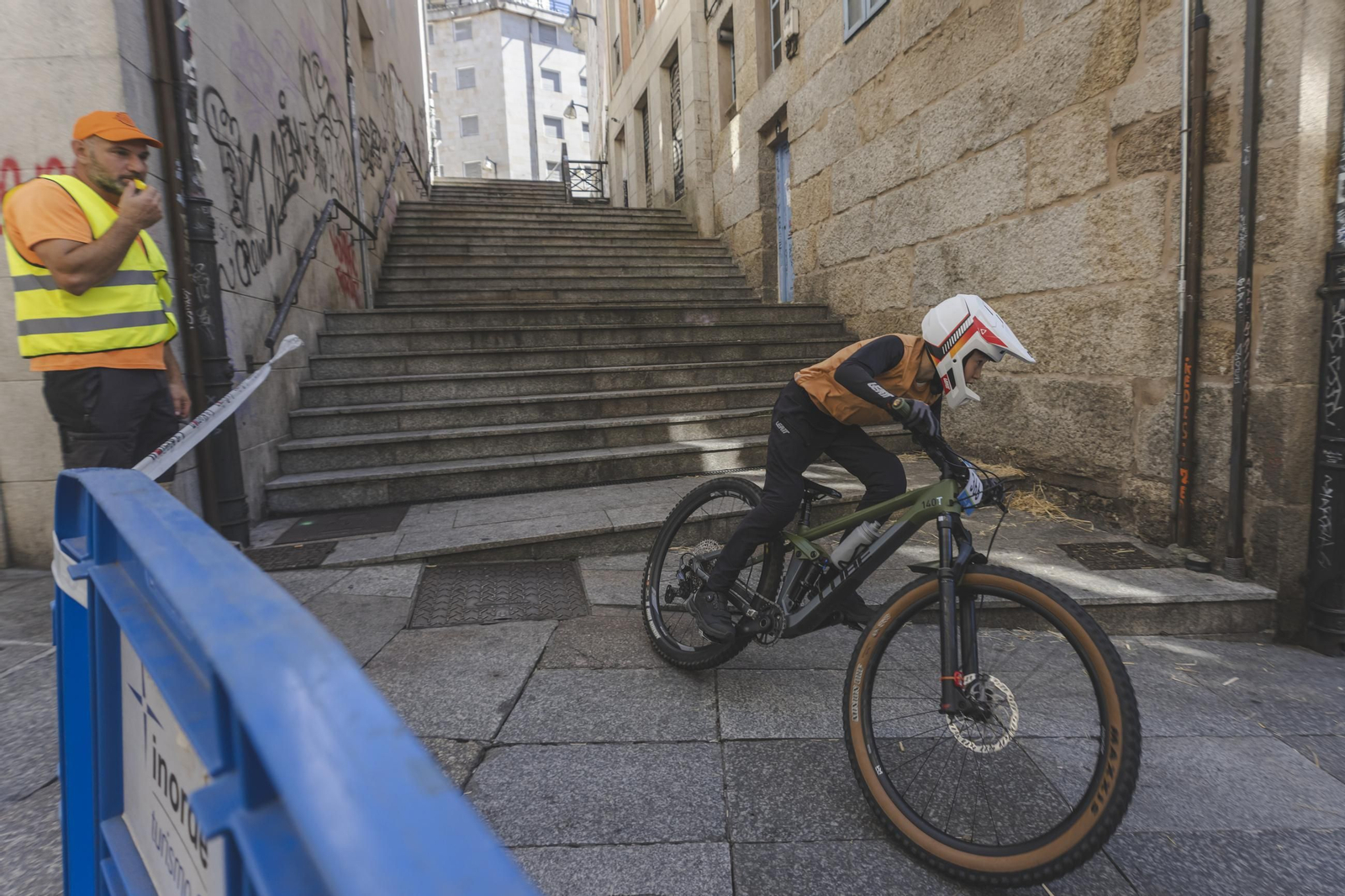 Los bikers, cuesta abajo, pero con frenos por el Casco Vello de Ourense
