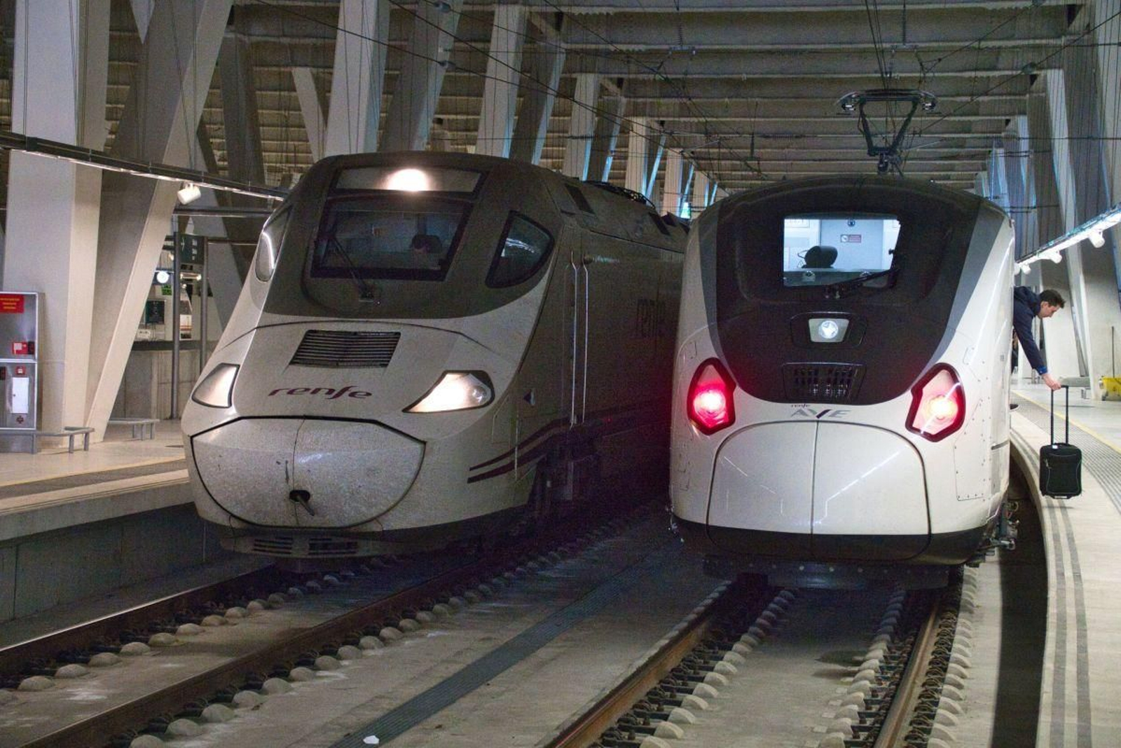 A la izquierda, el S-121 que realiza la conexión actual Vigo-A Coruña; a la derecha, el Talgo Avril S-106