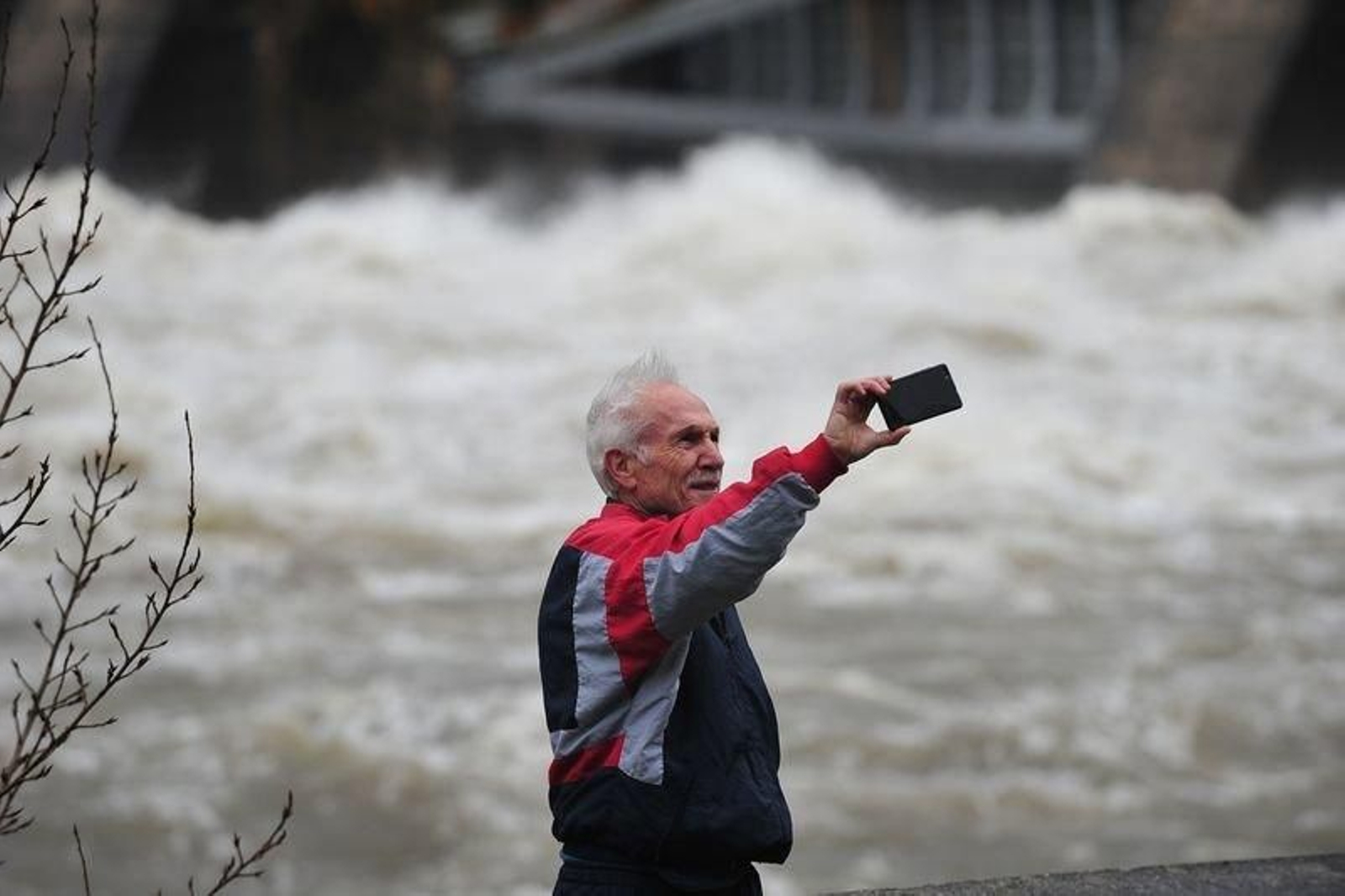 La gente observa el temporal en Oira.