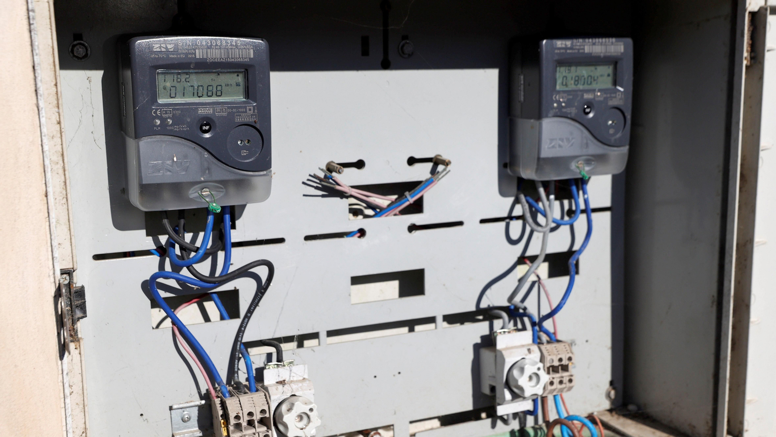 Detalle de dos contadores de la luz en un edificio, con un gasto que puede estar inflado.