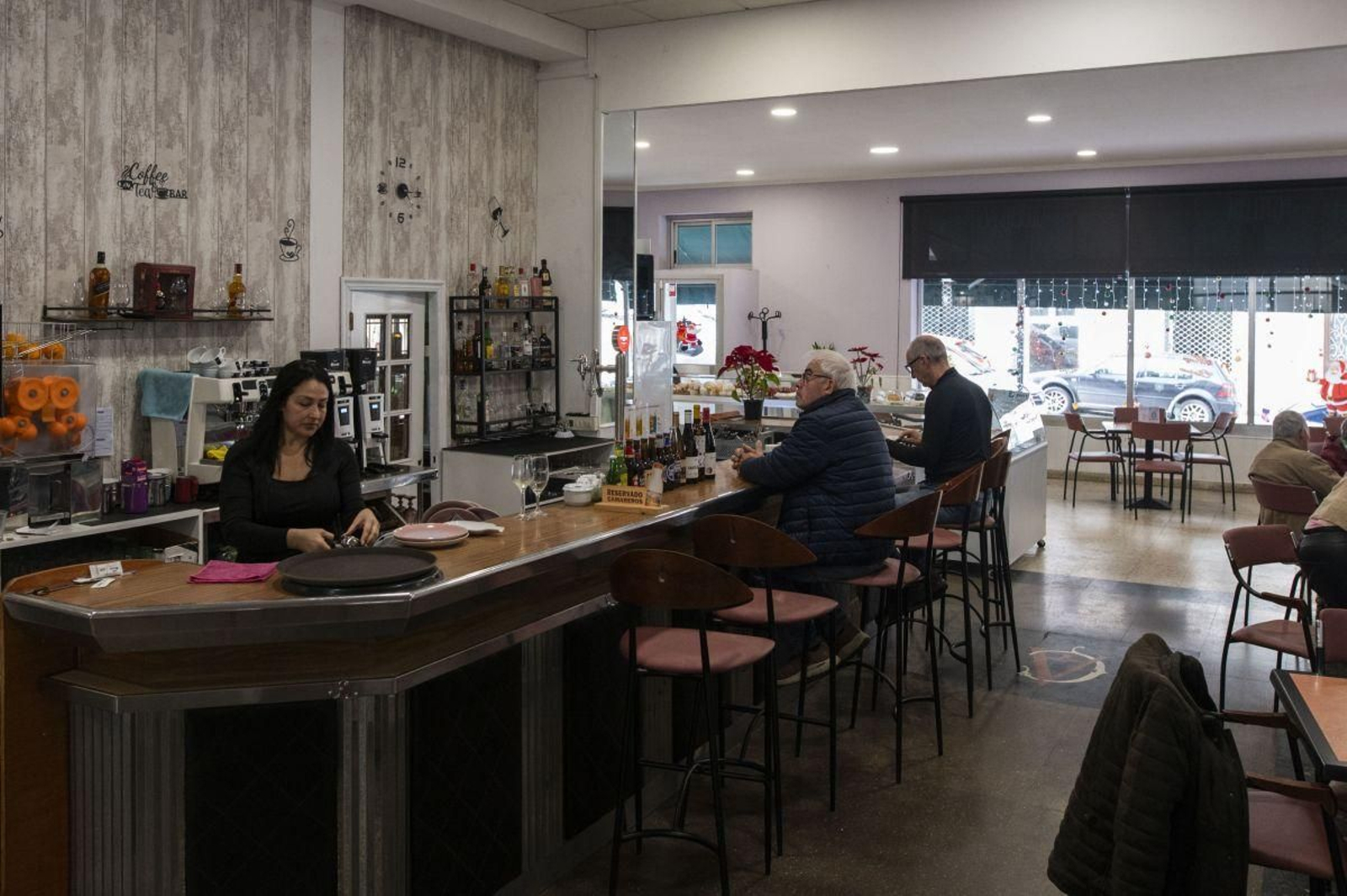 Interior del Café Bar O Portal en la calle Progreso de Ribadavia.