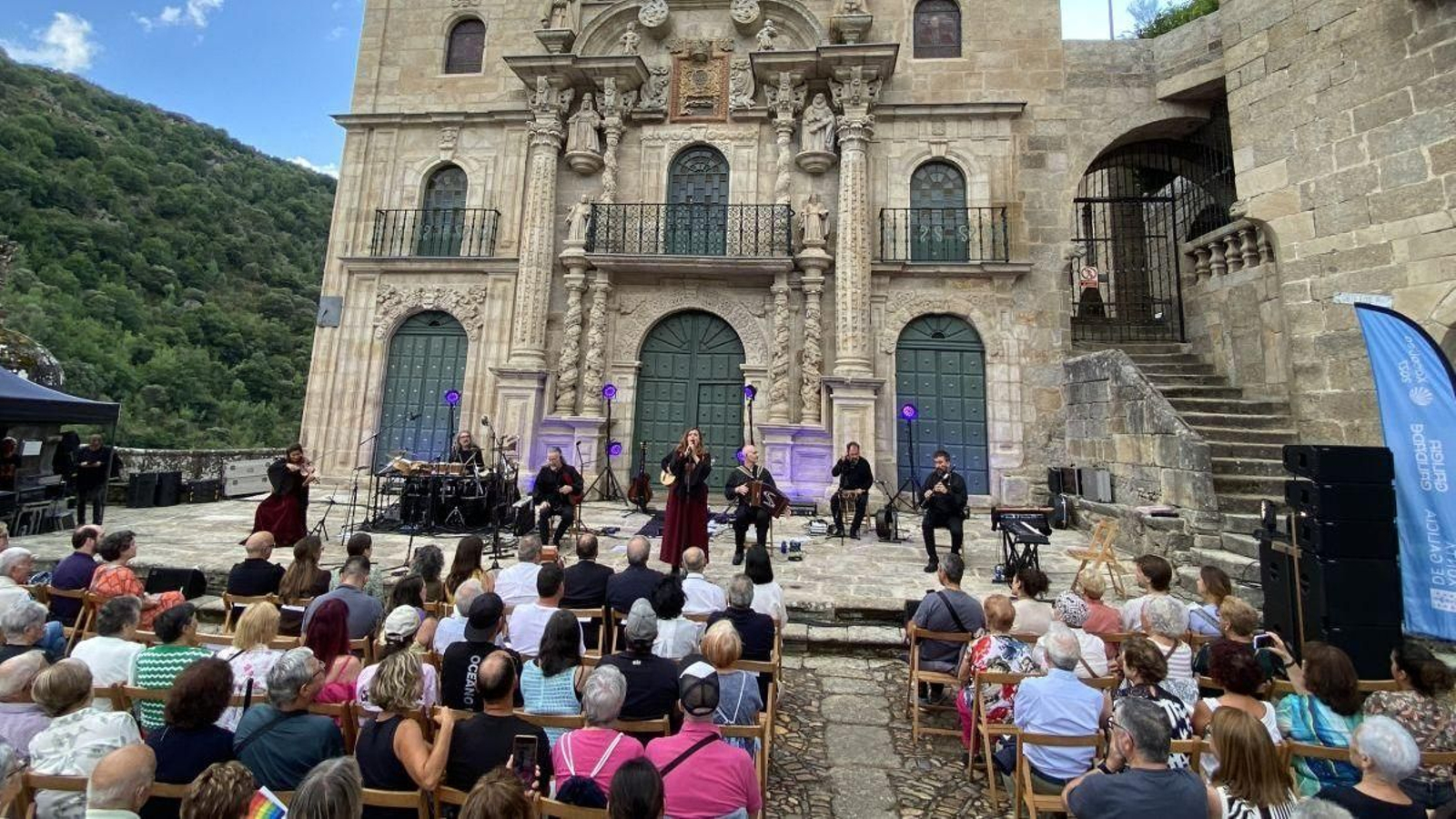 El grupo de música tradicional Luar na Lubre, durante su actuación en As Ermidas.