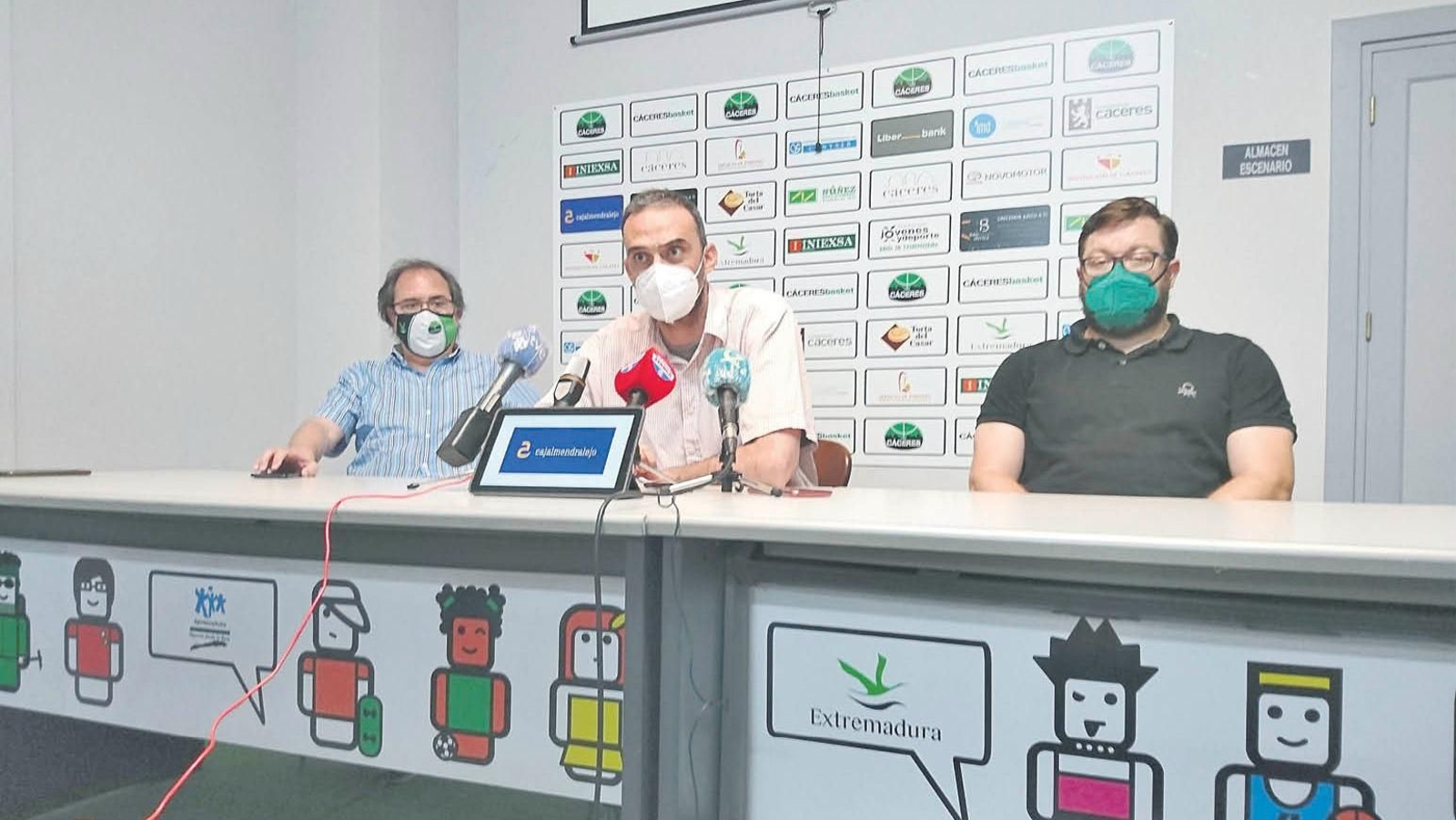 Sergio Pérez, en el centro, durante una rueda de prensa (EL PERIÓDICO DE EXTREMADURA).