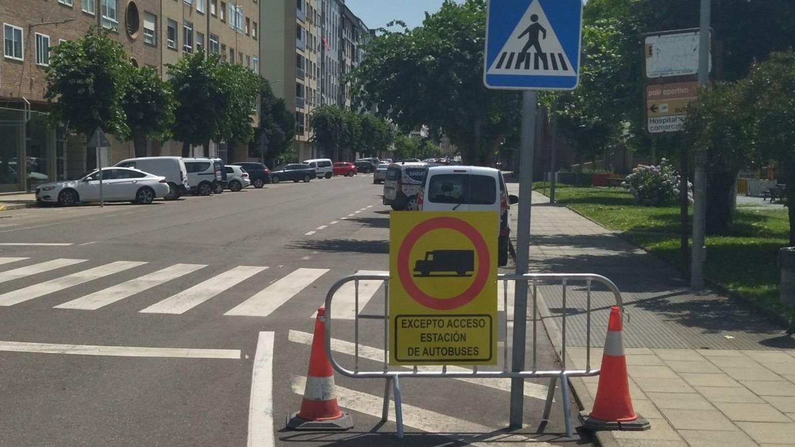 Señal de prohibido el tráfico pesado, en O Barco.