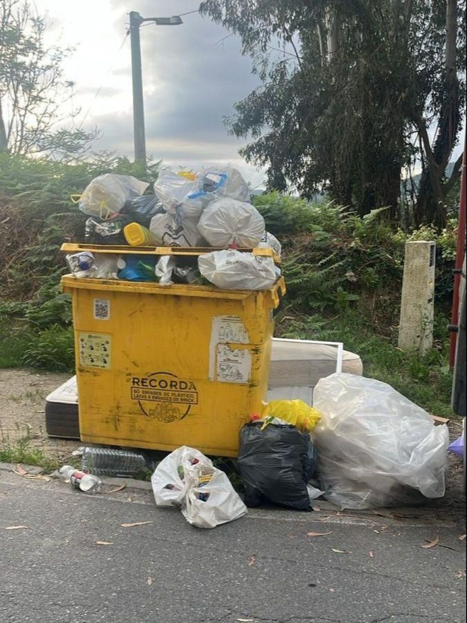 Huelga de basura en calle Monte Medulio.