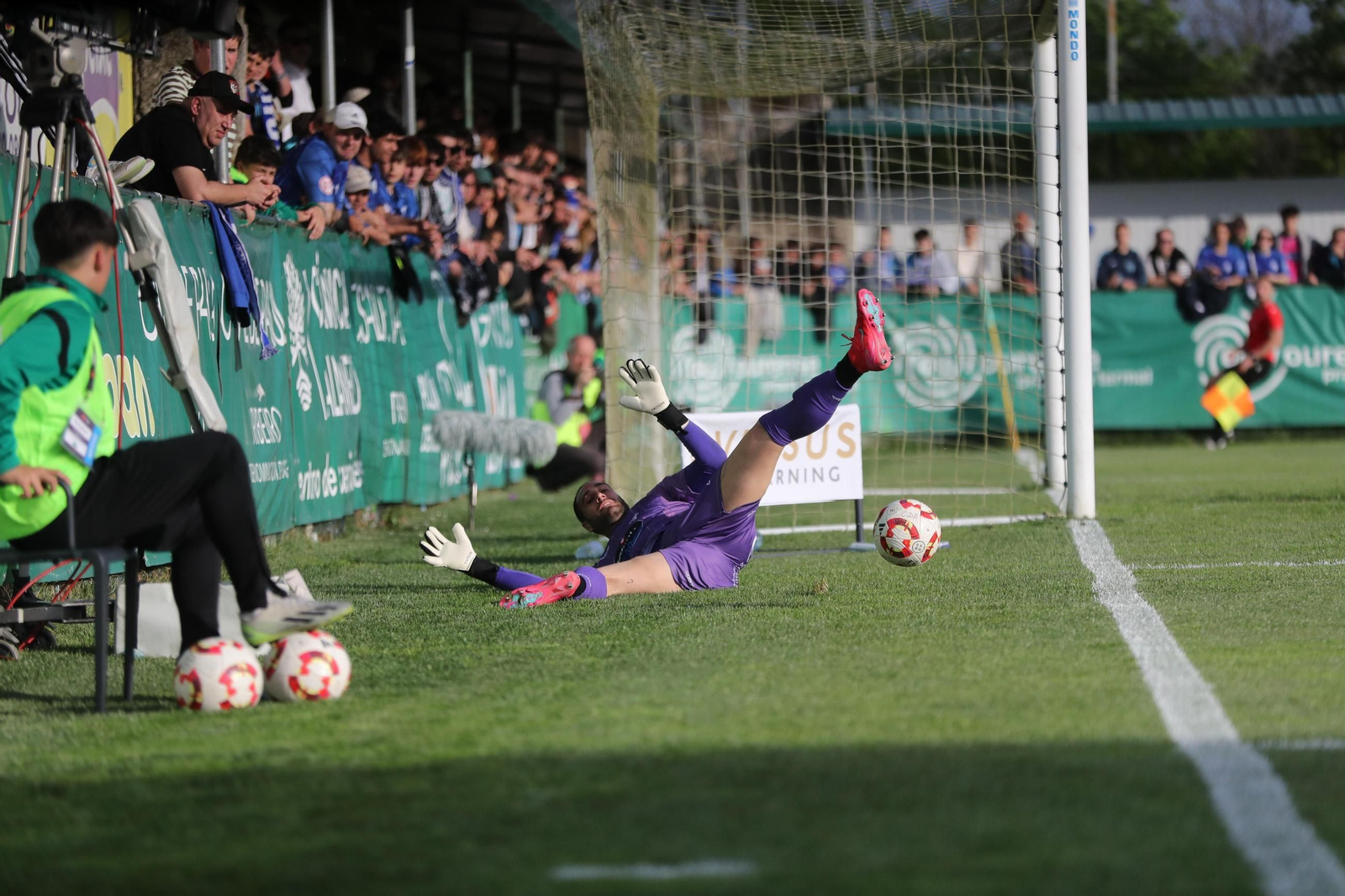 Galería | Empate a uno entre el CD Arenteiro y Ourense CF en el derbi termal