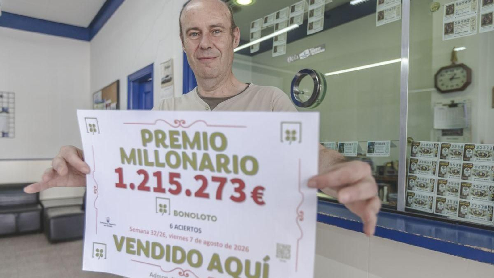 Uno de los loteros de la administración nº1 de Verín, con el cartel del premio.