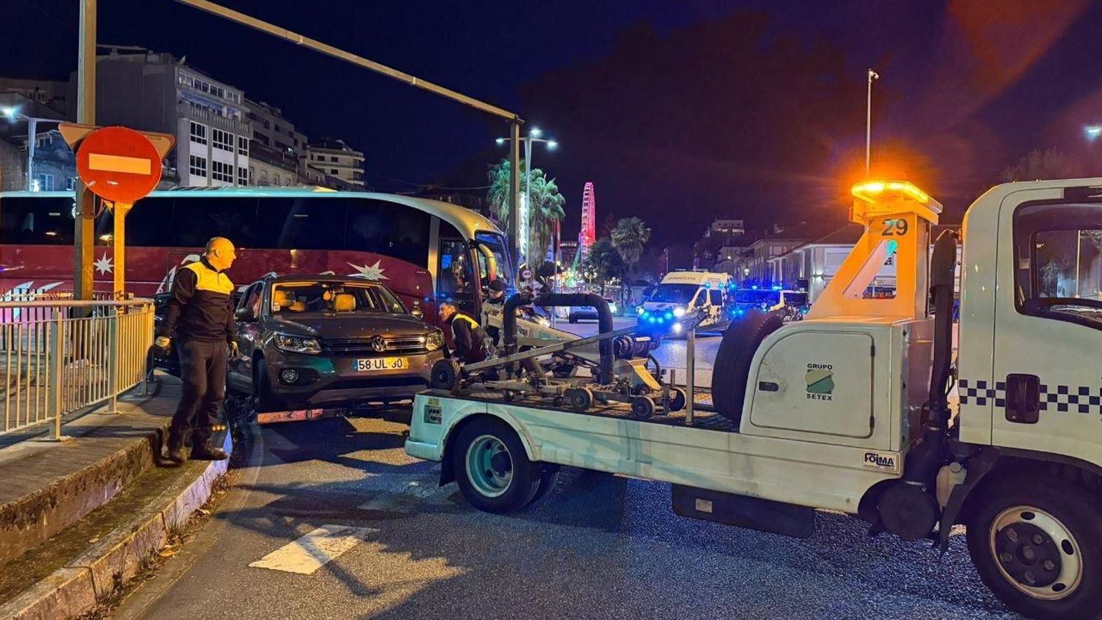 La grúa se lleva un coche con matrícula portuguesa que estaba mal aparcado. // Alberte