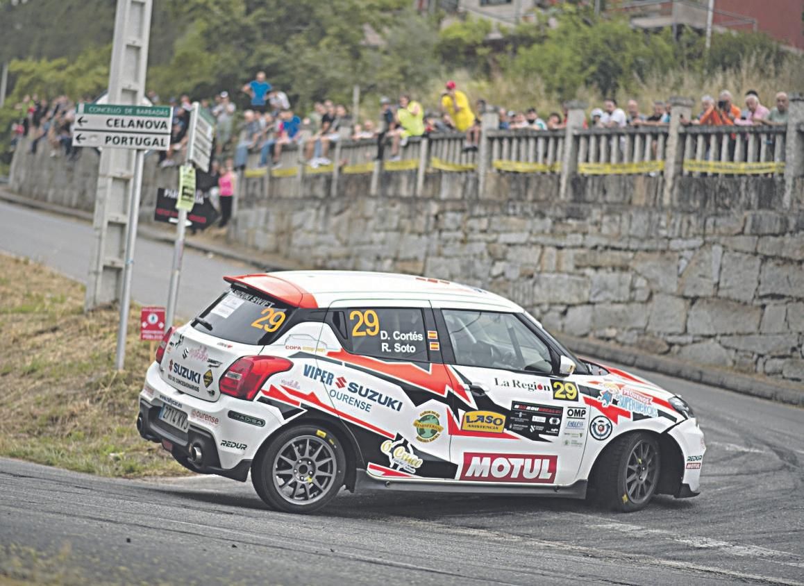 Cortés y Soto, en uno de los cruces de Barbadás. (XESÚS FARIÑAS)