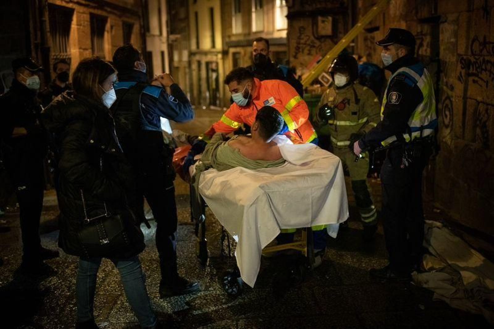 Operativo de rescate de un joven atrapado en un edificio en Ourense // FOTO: ÓSCAR PINAL
