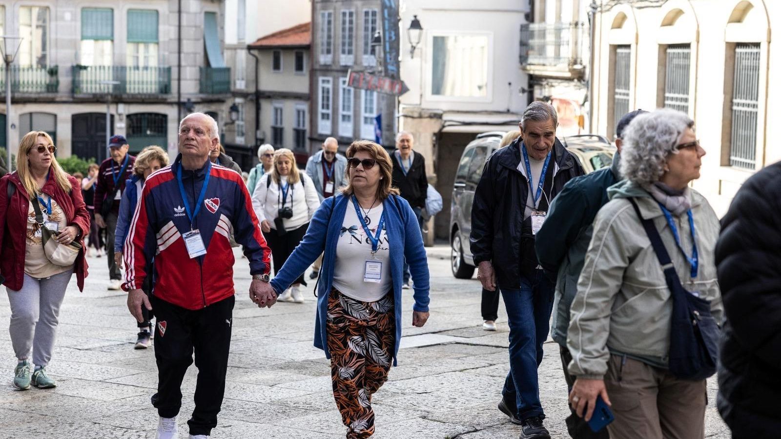 Algunos de los participantes en el programa paseando por Ourense