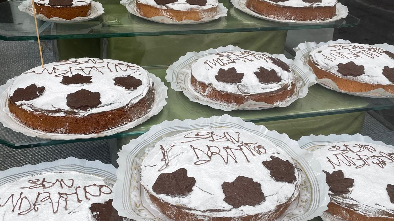 Escaparate de la Confitería Miguel con la tradicional tarta de castaña de San Martiño.
