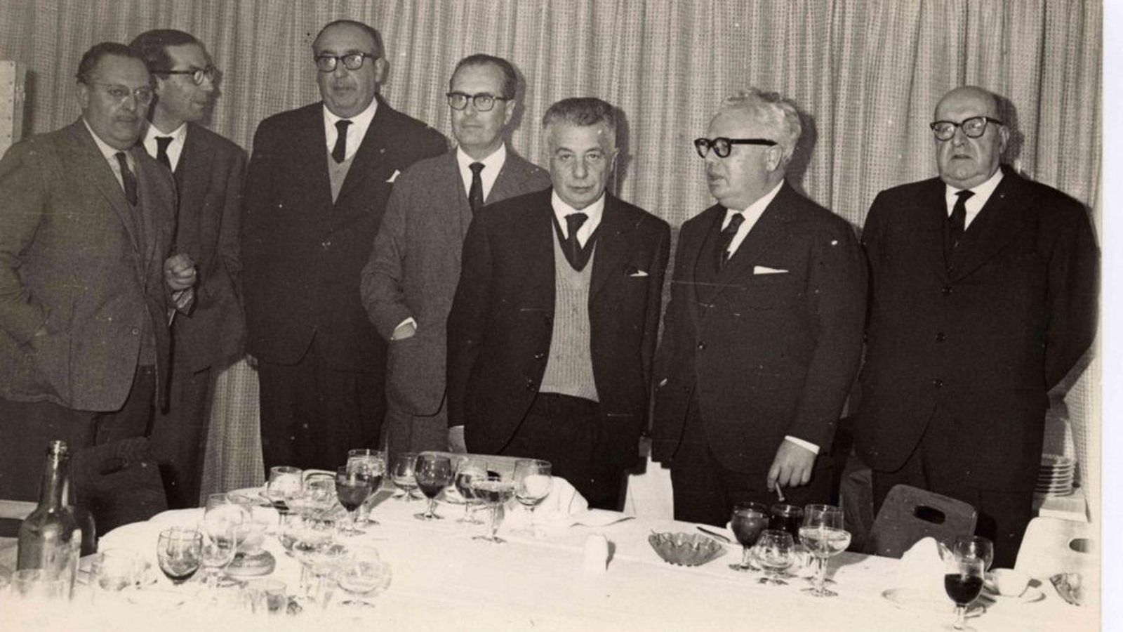 Un grupo de galeguistas durante unha homenaxe a Ánxel Fole en 1960. De esquerda a dereita: Xosé María Álvarez Blázquez, Ramón Piñeiro, Álvaro Cunqueiro, Domingo García-Sabell, Ánxel Fole, Francisco Fernández del Riego e Ramón Otero Pedrayo.