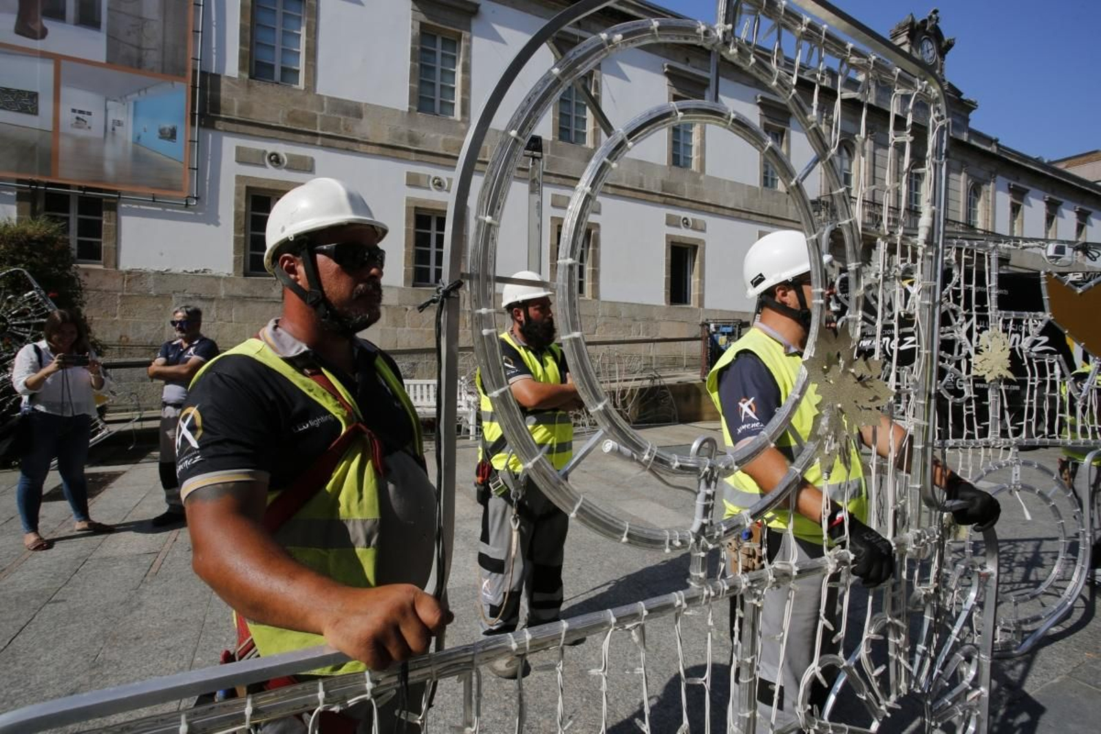 Los trabajadores de la empresa Ximénez comenzaron ayer a colocar las luces en Príncipe.