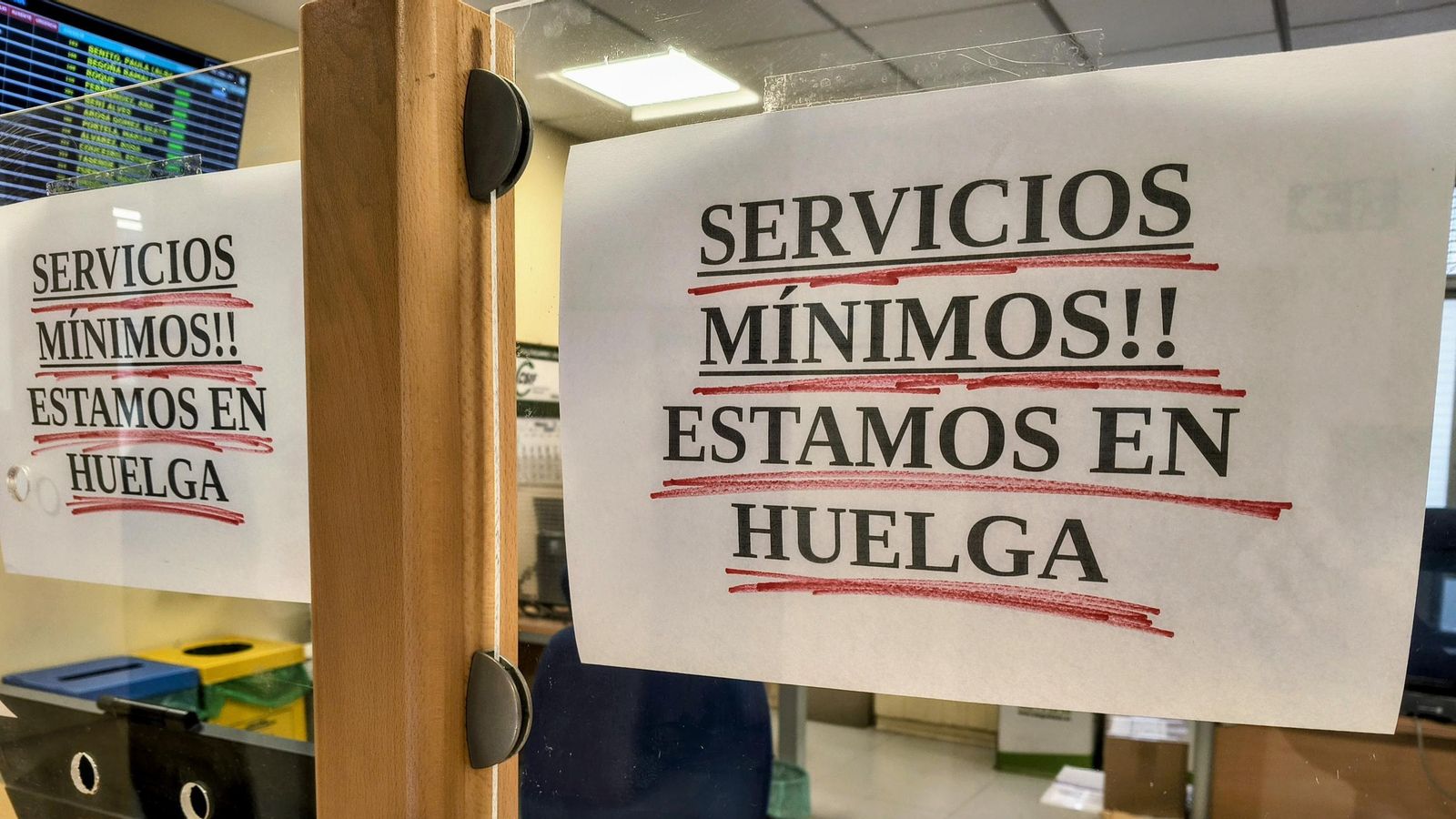 El personal administrativo hizo huelga ayer en el Virgen Peregrina.