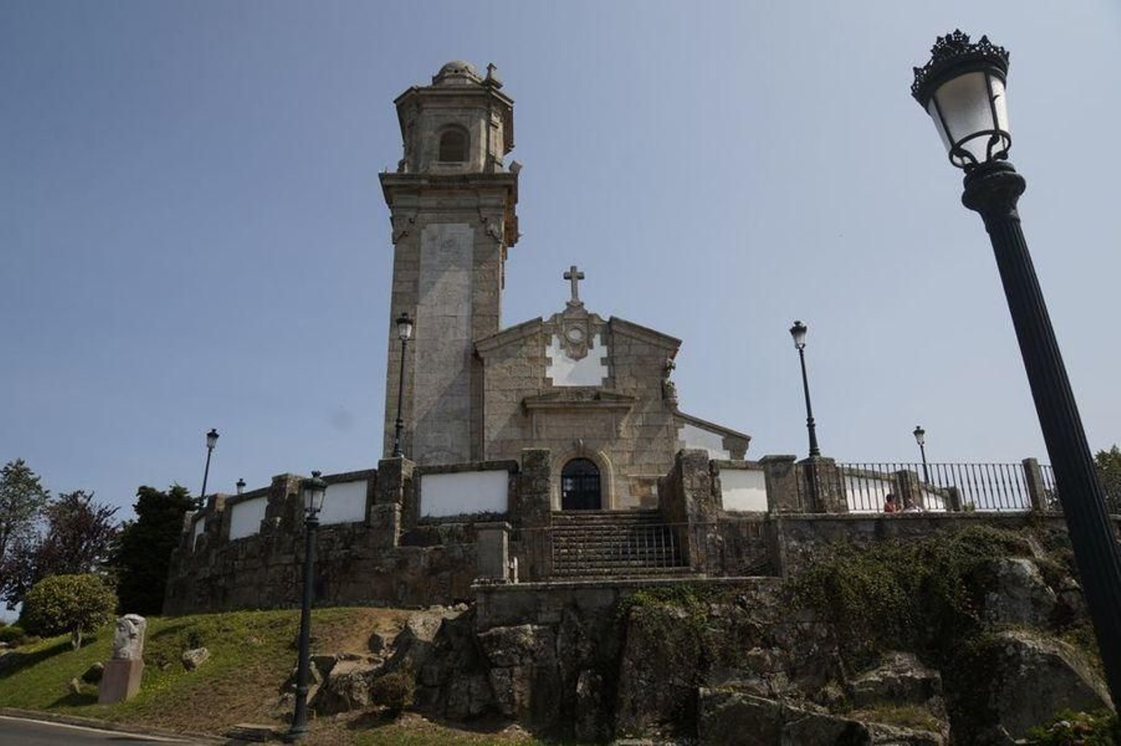 La talla del Sagrado Corazón de Jesús se colocará encima de la torre del campanario.