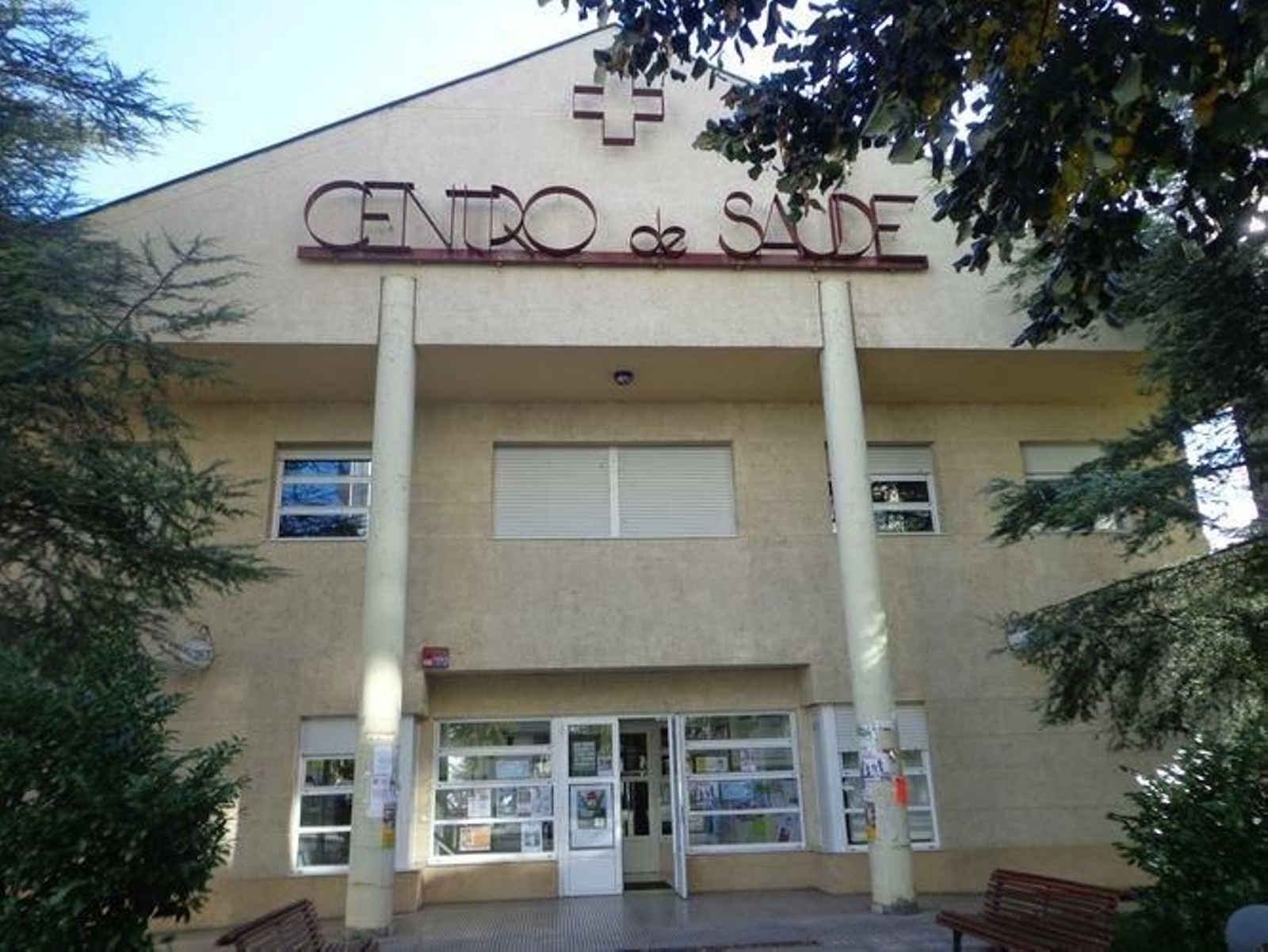 Fachada principal del Centro de Saúde de O Barco de Valdeorras.