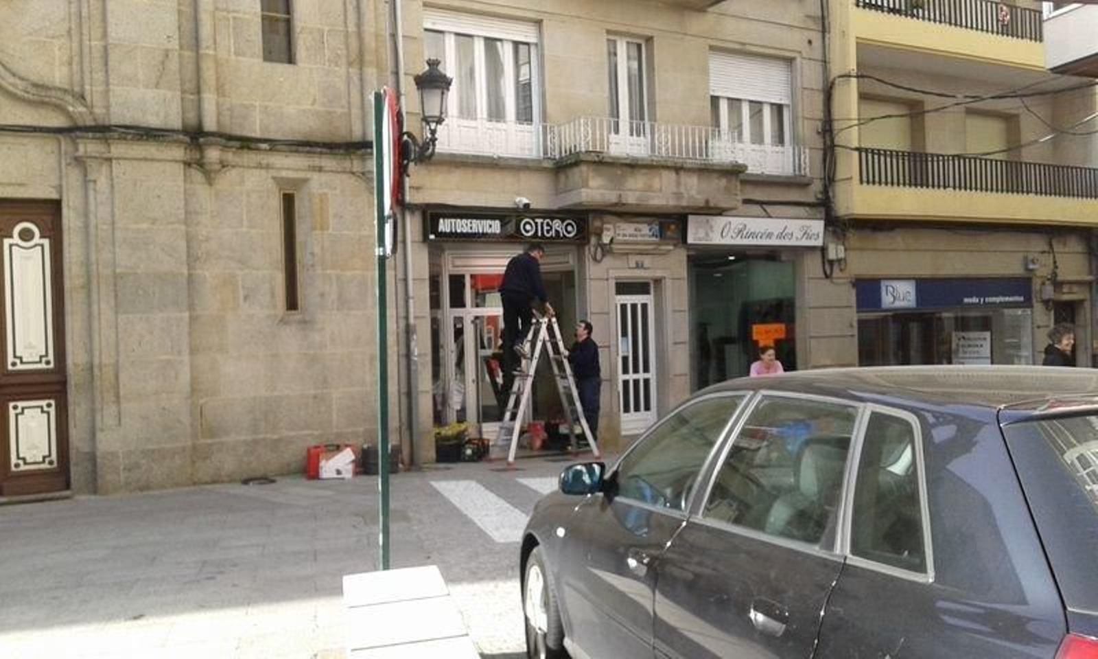 Una empresa especializada procede a colocar las cámaras.