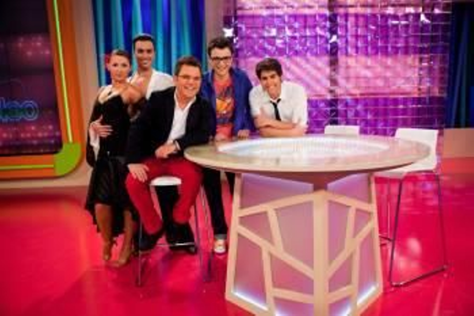 Xosé Manuel Piñeiro, presentador de 'Bamboleo' junto a su equipo de colaboradores en el plató (Foto: Archivo)