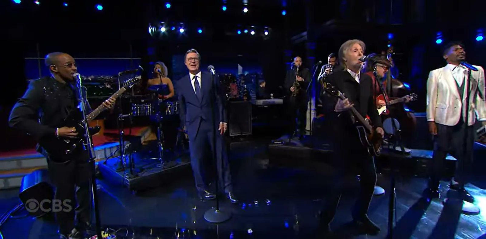 Stephen Colbert se despidió del Late Show cantando ‘Hello Goodbye’ junto a Paul McCartney, Elvis Costello, Jon Batiste y Louis Cato.