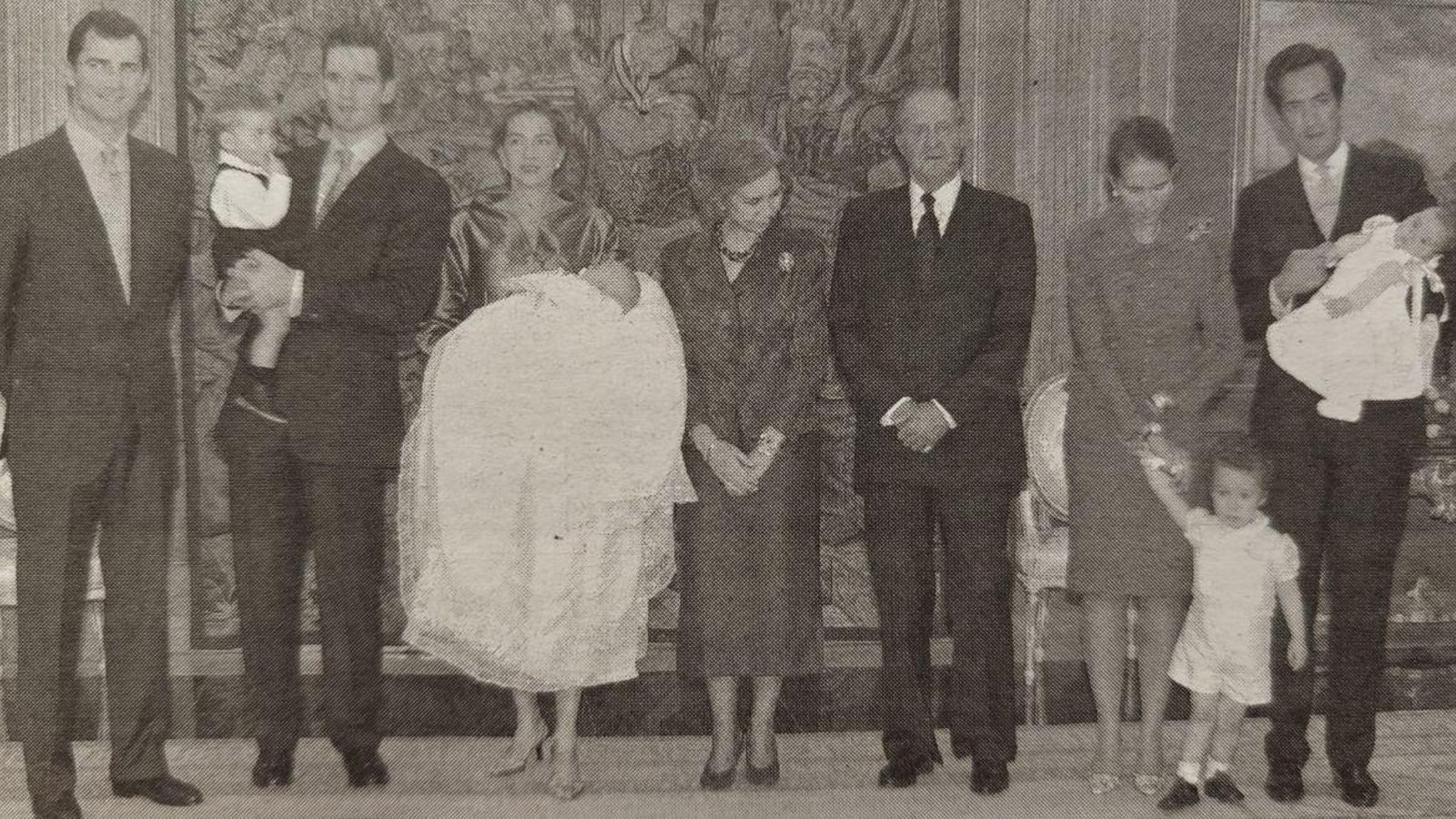 La Familia Real española con los cuatro nietos de los Reyes posan tras el bautizo.
