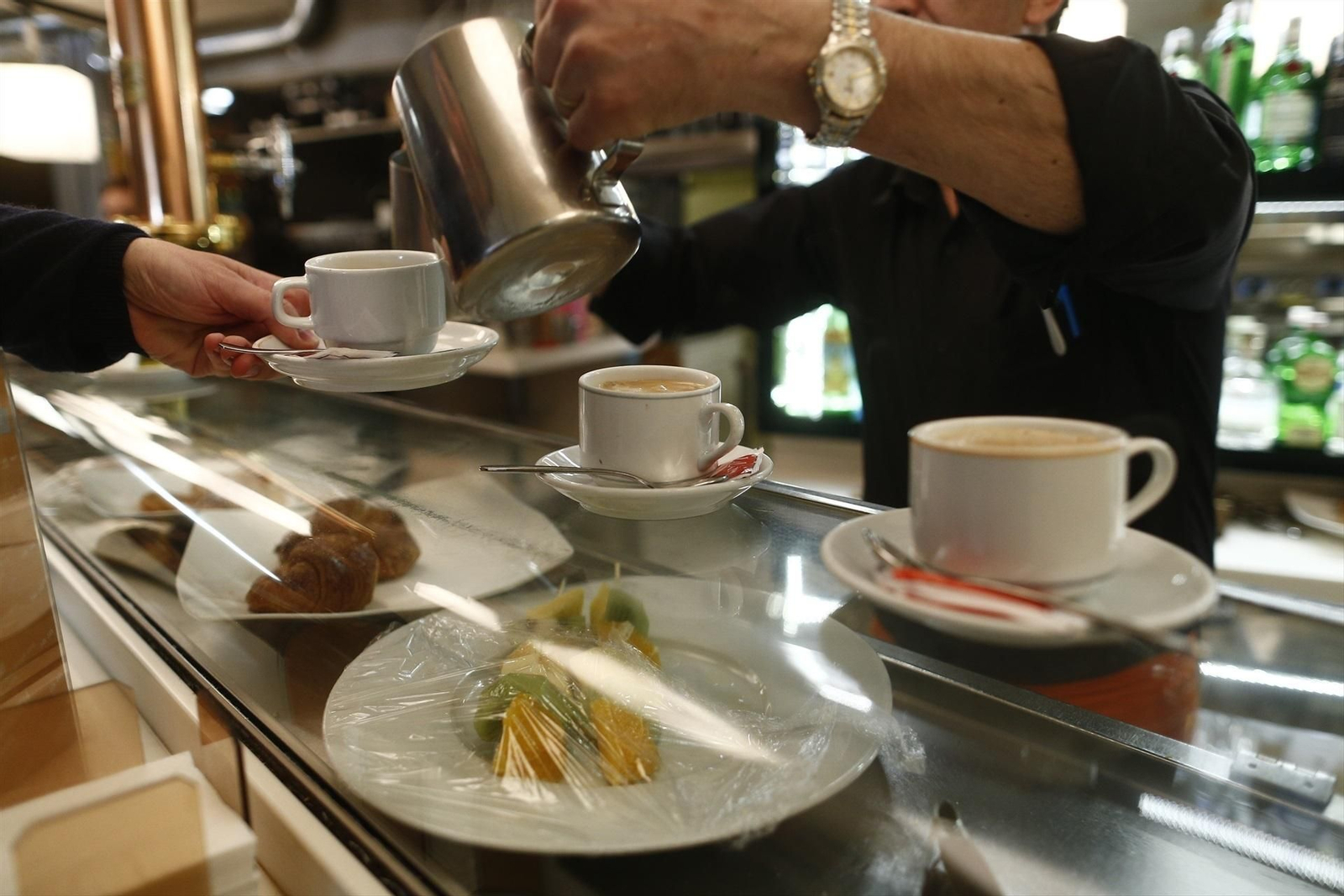 Un trabajador sirviendo un café
