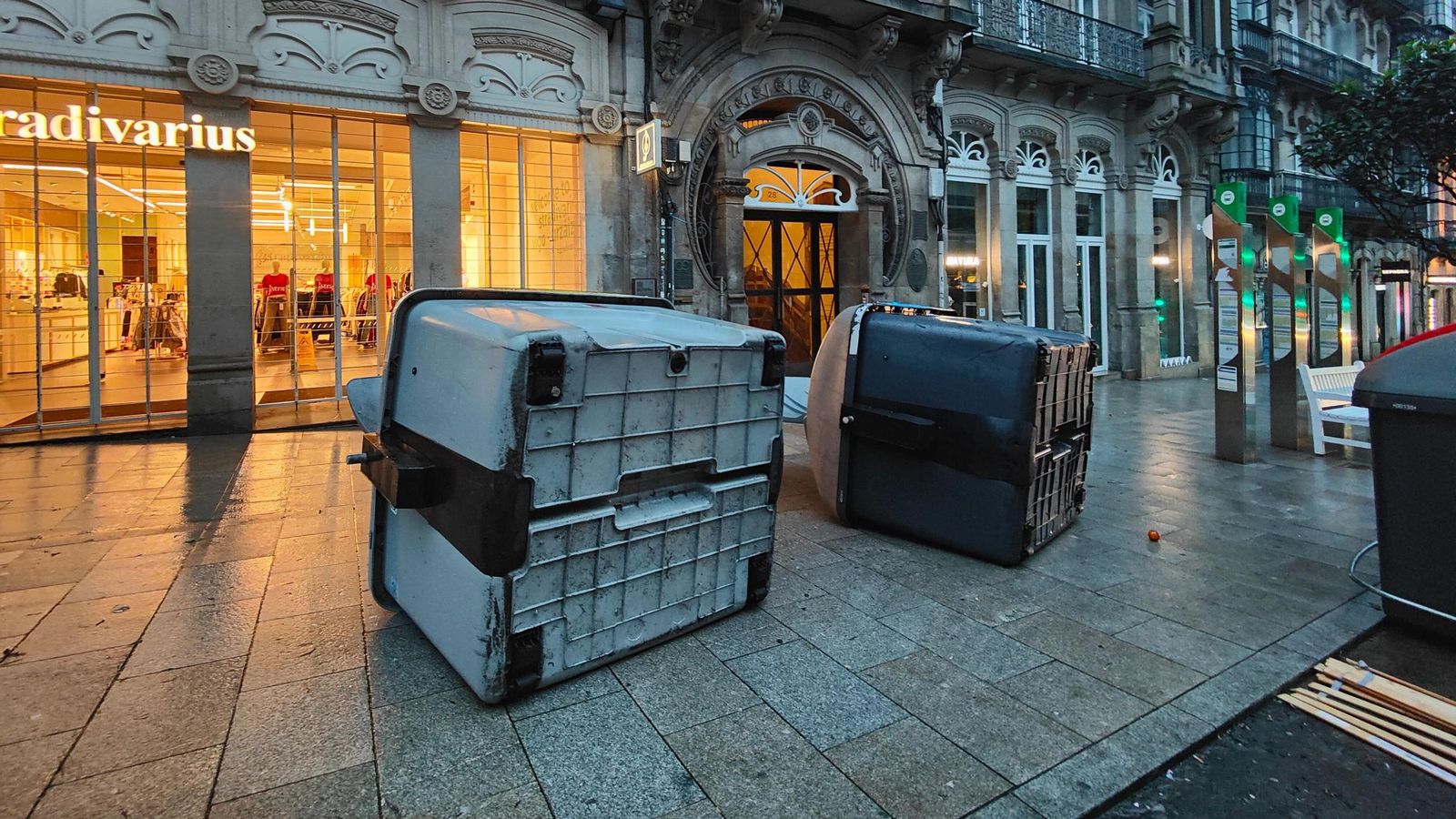 Contenedores caídos en Urzaiz.