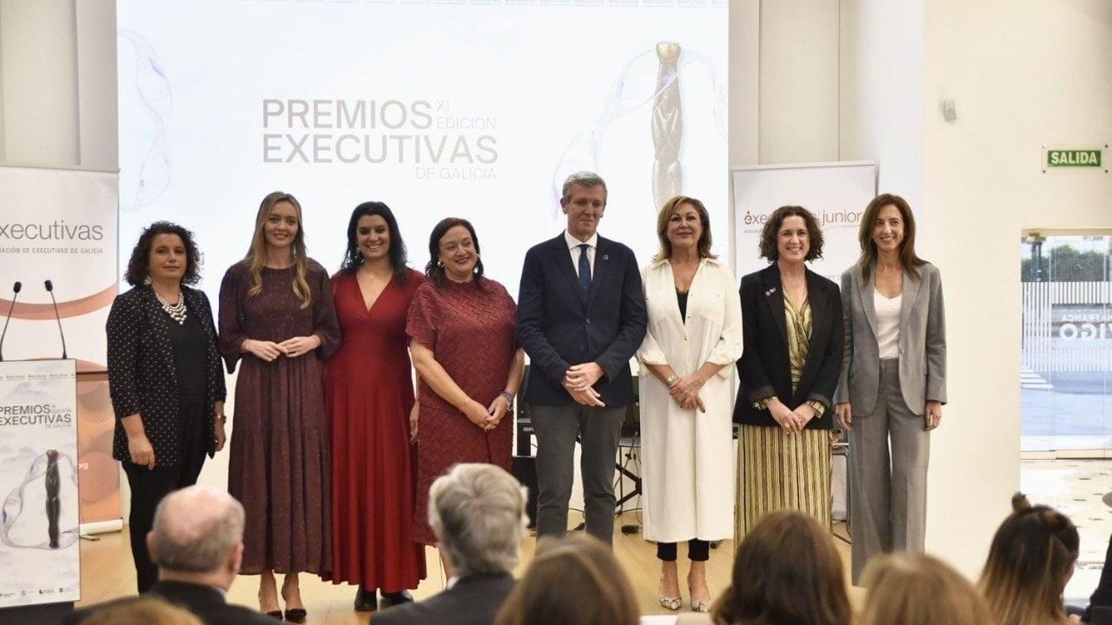 Las premiadas con el  presidente de la Xunta, la presidenta de Executivas y resto de autoridades.