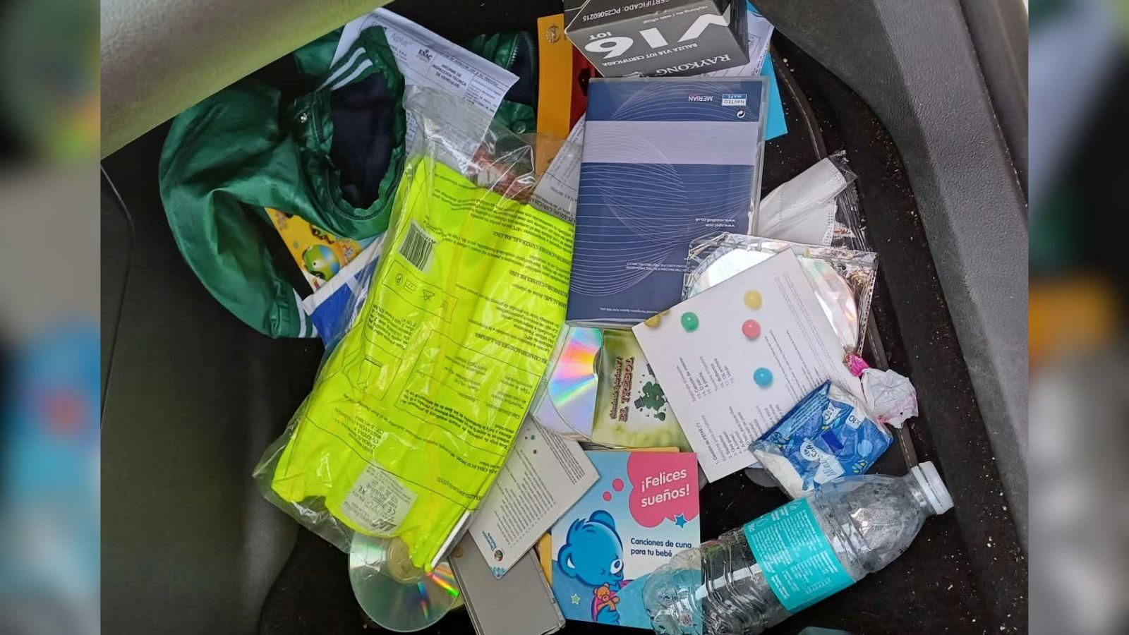 El interior del coche, revuelto tras el robo sufrido en Ourense