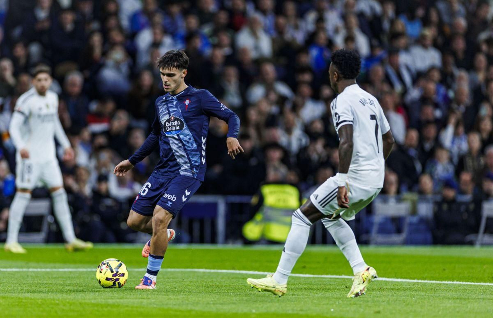 Miguel Román estuvo muy serio en su zona mientras aguantó.