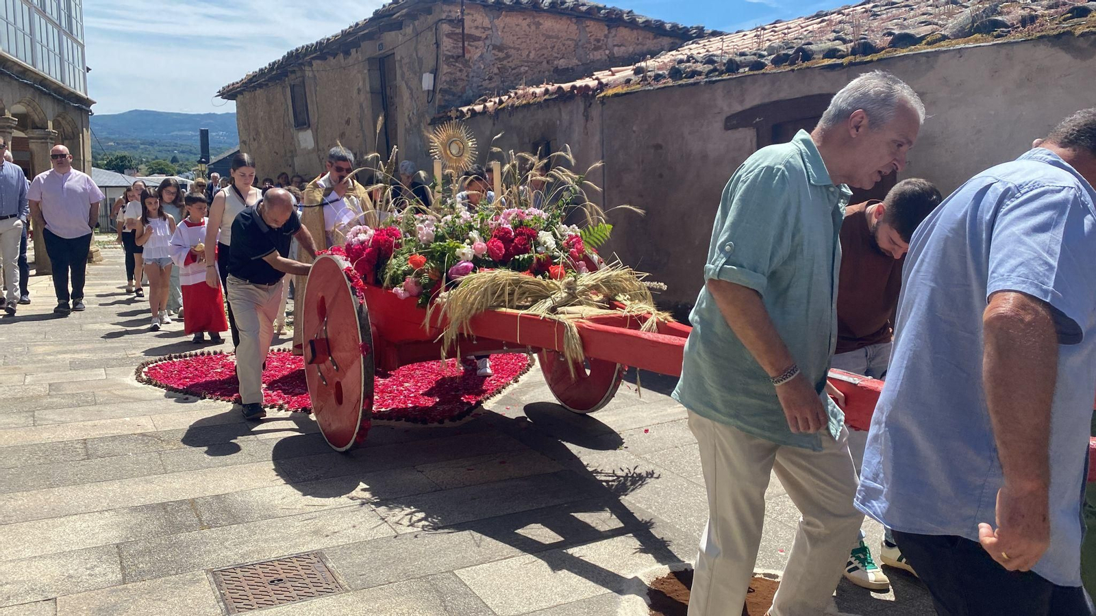 Alfombra floral por el Corpus Christi en Viana do Bolo.