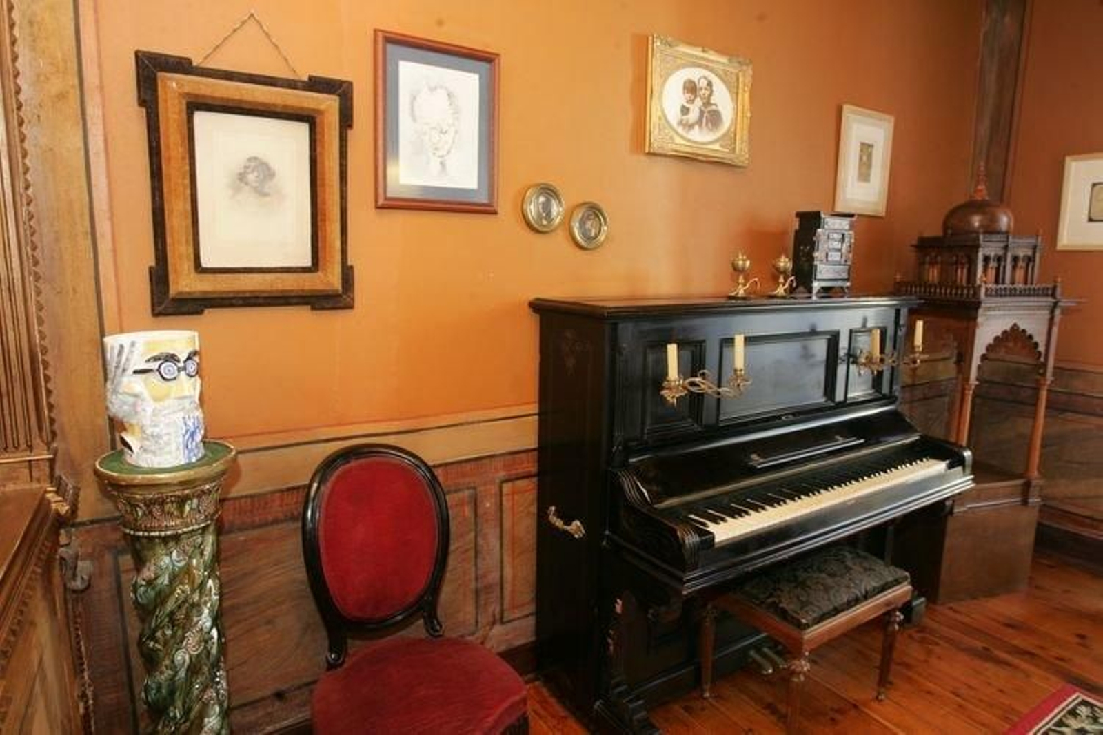 El salón de la casa-museo de Vicente Risco presidido por el piano centenario que acaba de ser restaurado.