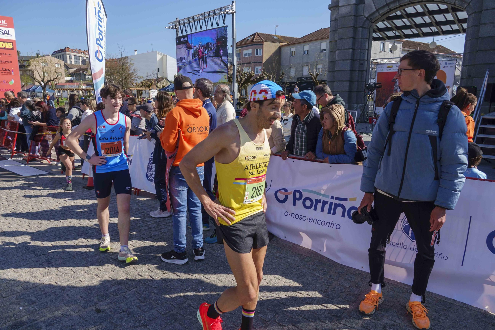 Galería | Pequeños y mayores se divierten en la 10K de Porriño