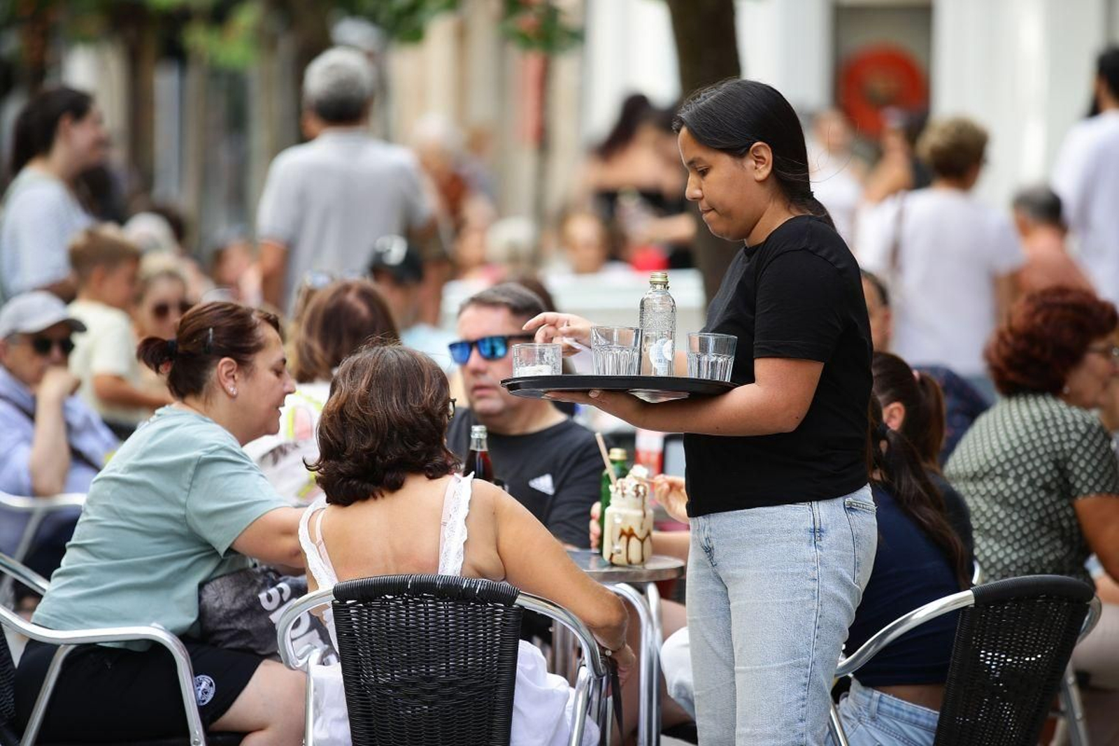 La hostelería es el sector que más extranjeros gana