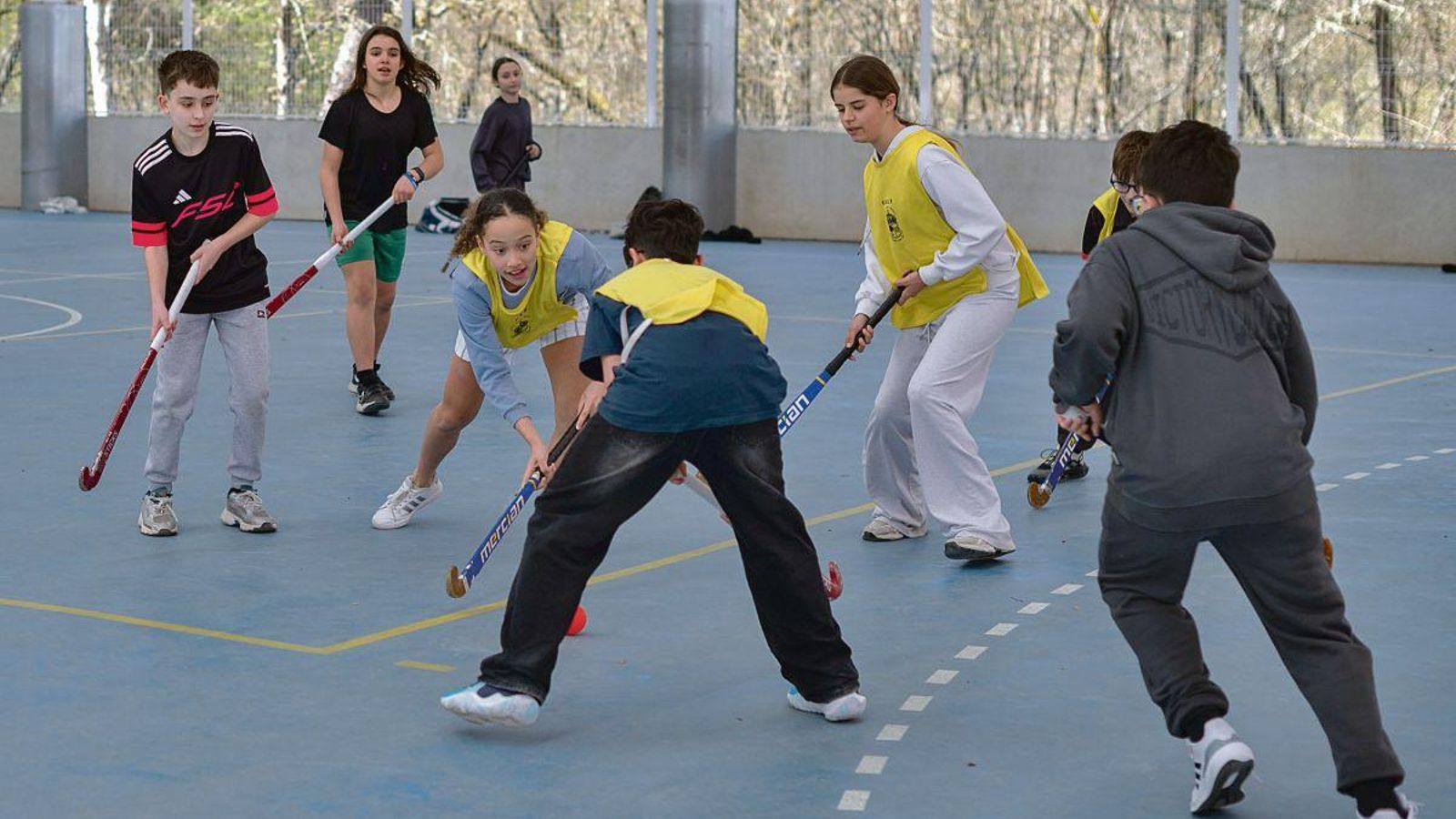 Después de las nociones técnico-tácticas básicas toca ponerse a practicar sobre el terreno con el stick y la bola en un día perfecto.