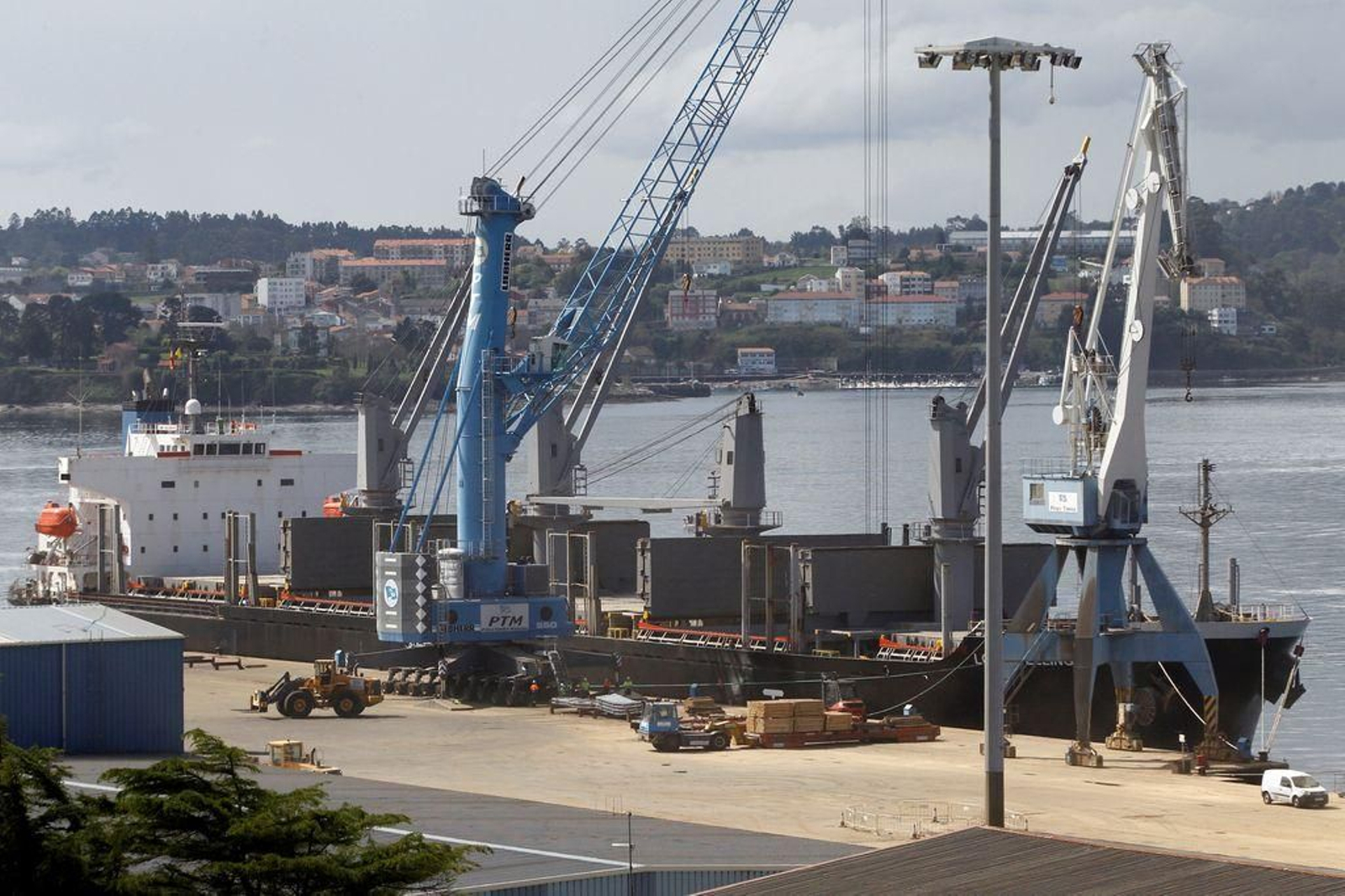 Descarga de un carguero en un muelle del puerto de Ferrol.