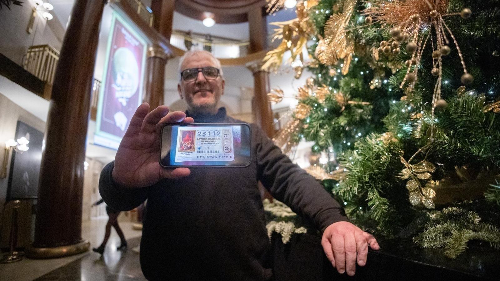 Miguel Ángel agraciado con el quinto premio estaba en el Teatro Real durante el sorteo.