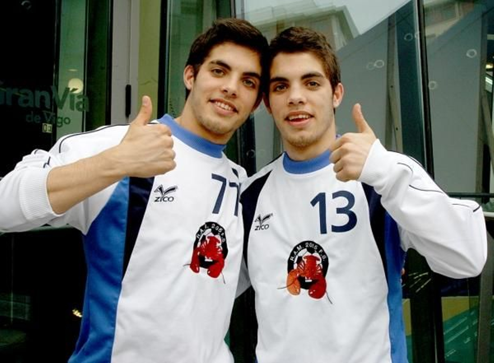 Jandro, (a la izquierda), junto a su hermano César, en una imagen del pasado año en Vigo.