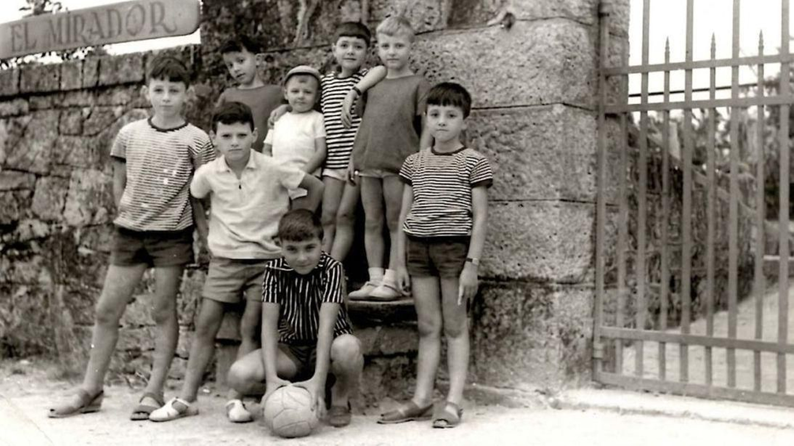 Fotografía cedida por Manuel.J. Gil Arias. Una pandilla en la puerta del mirador de la rampa de Sas. Año 63.