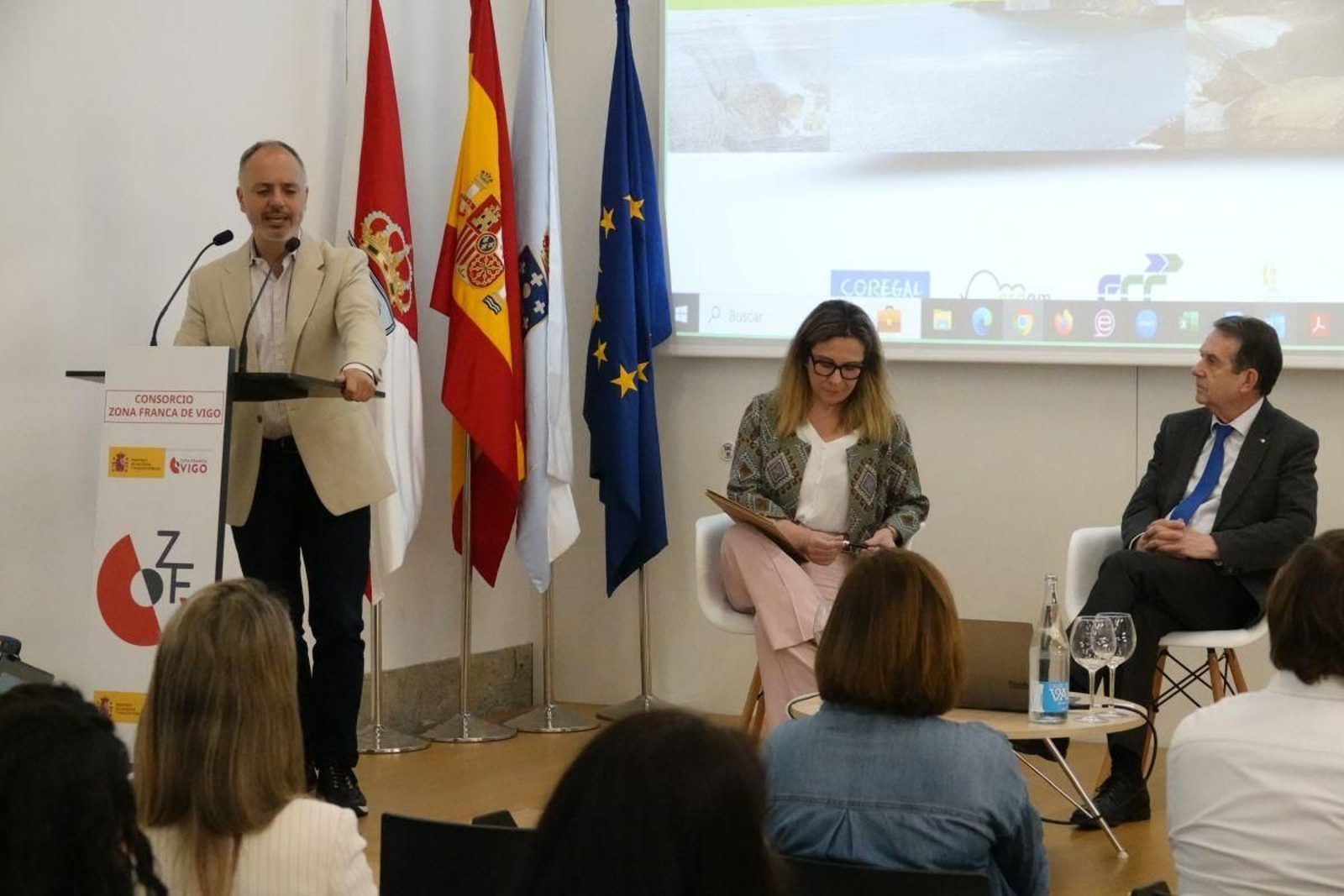 David Regades, en un acto ayer en la sede del Consorcio Zona Franca al que acudió Caballero.