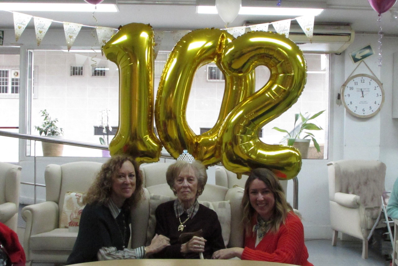 Anita, con su hija y su nieta, ayer celebrando su cumpleaños en Atendo.