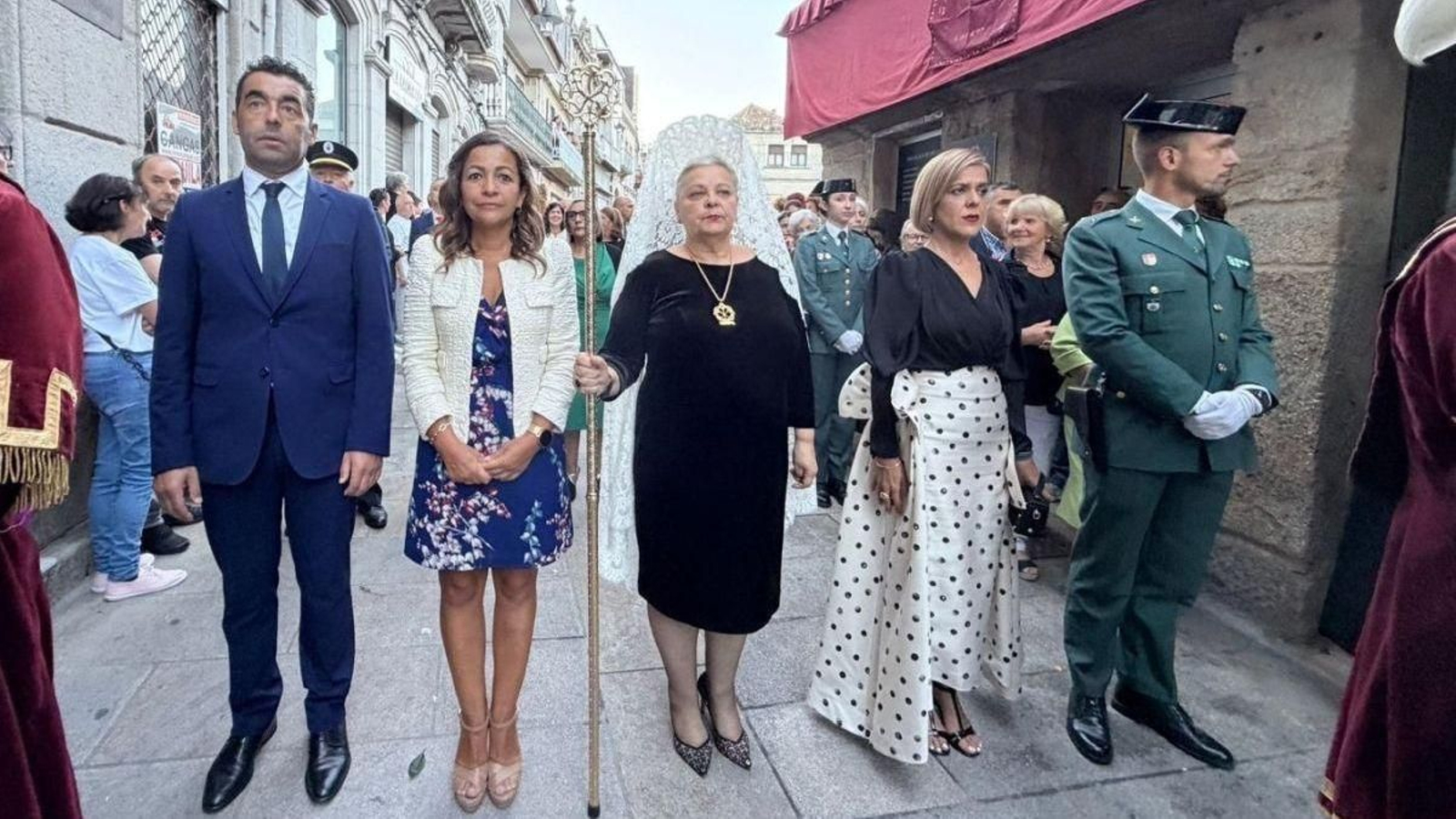 Sagrario Martínez, con falda de lunares, en la procesión del Cristo con Luis López y la conselleira Marta Villaverde.