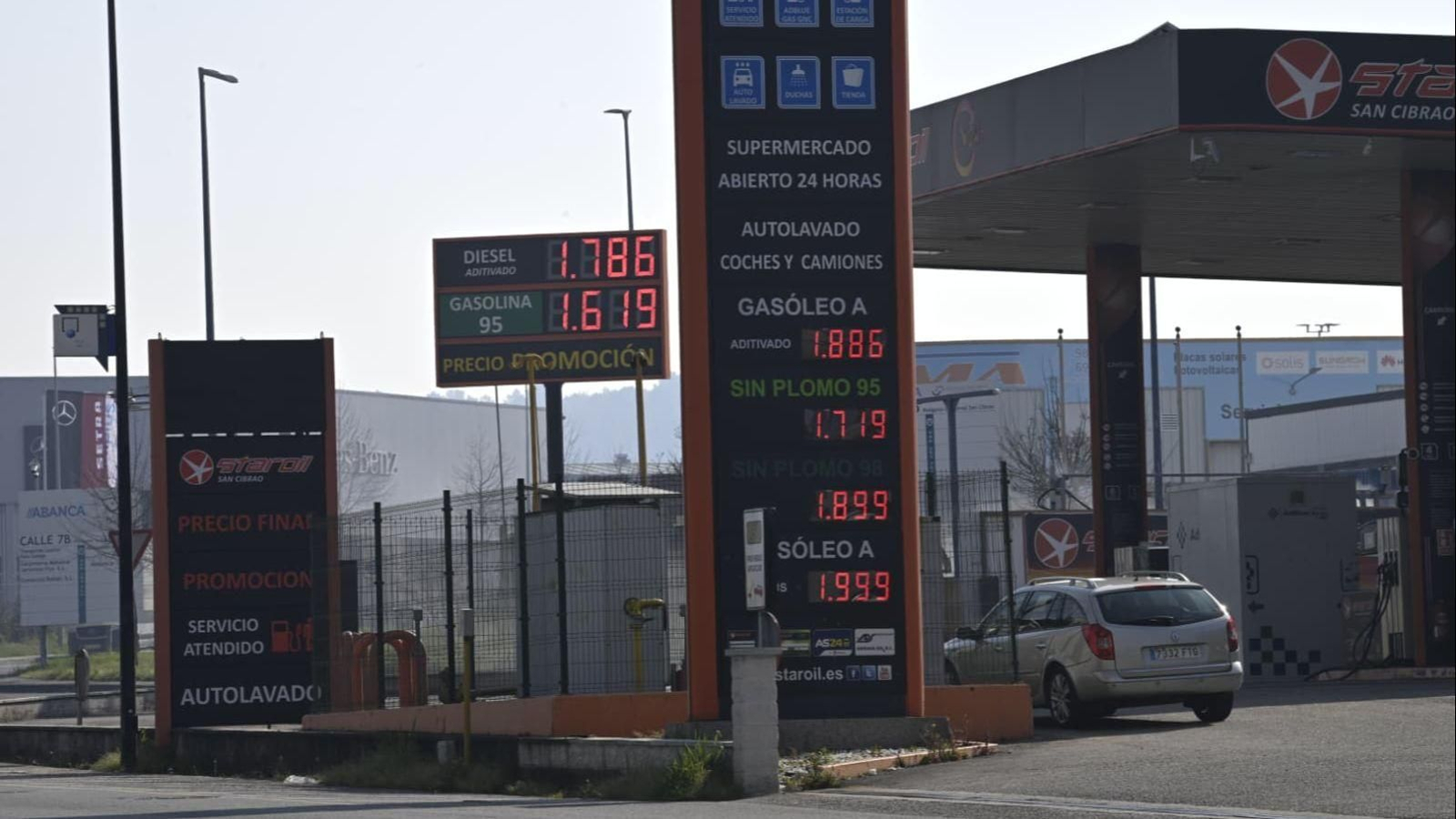 Conductores llenan sus depósitos en Ourense tras la entrada en vigor de las rebajas de combustible del Gobierno.