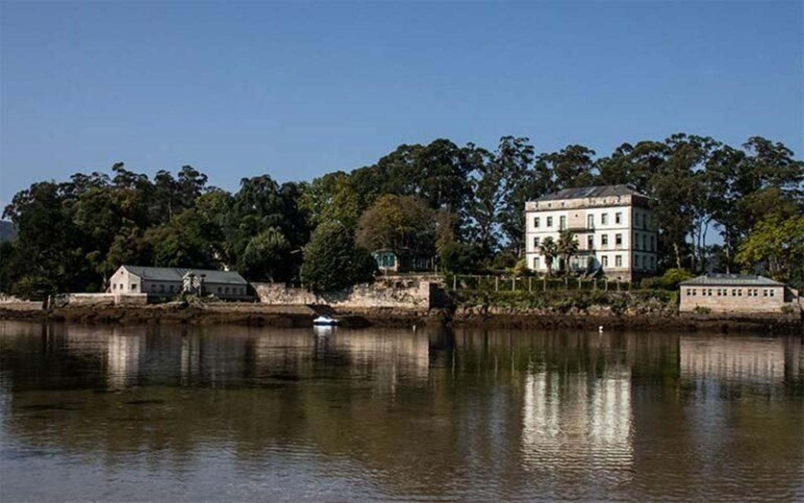 La isla de San Simón, en la imagen, acogerá las residencias entre mayo y octubre.